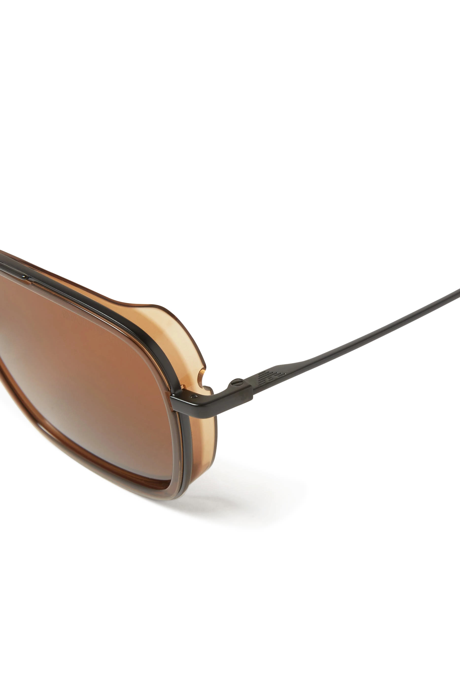 نظارة شمسية بإطار مربع وشعار الماركة