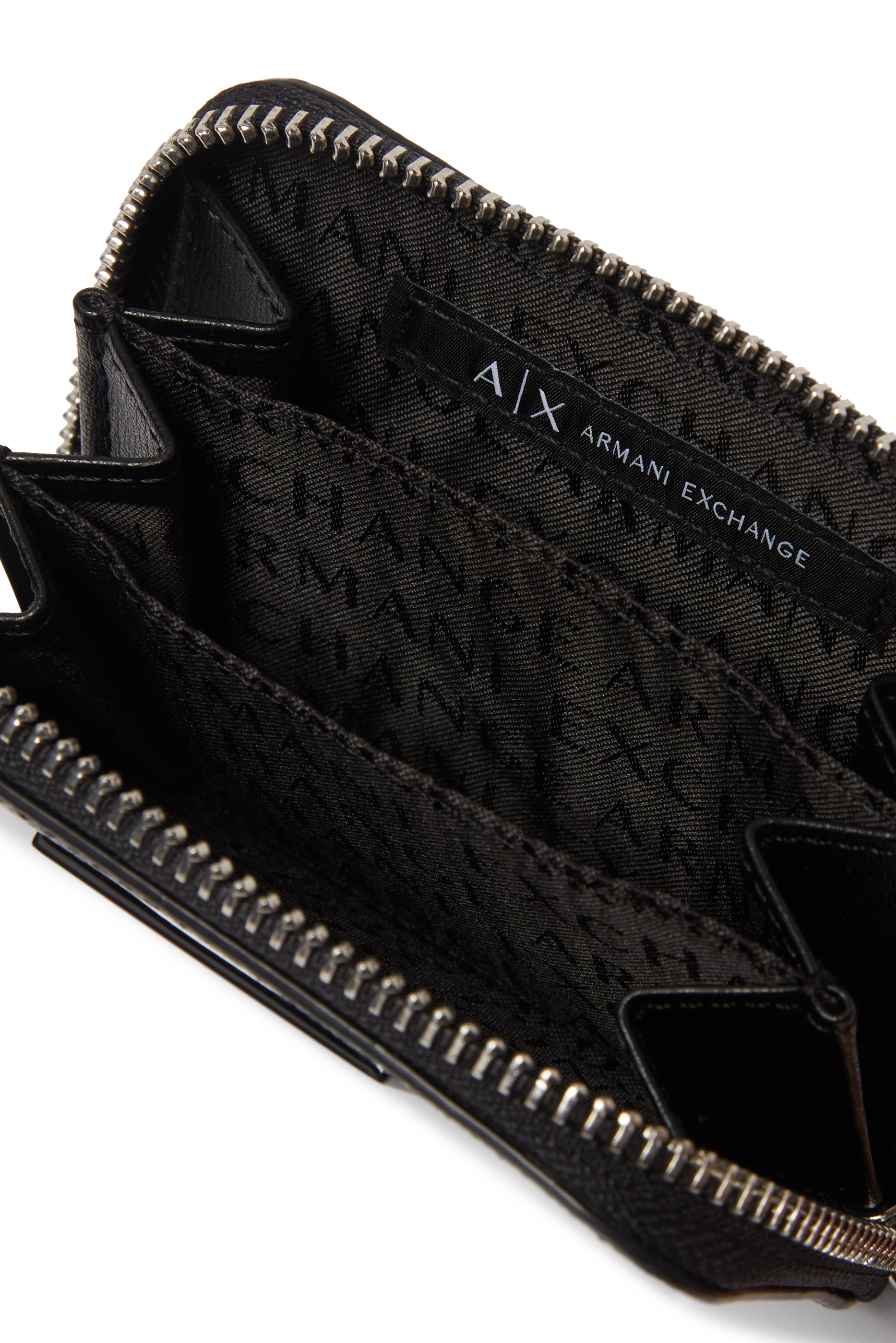 محفظة سوزي بسحاب وحروف شعار الماركة