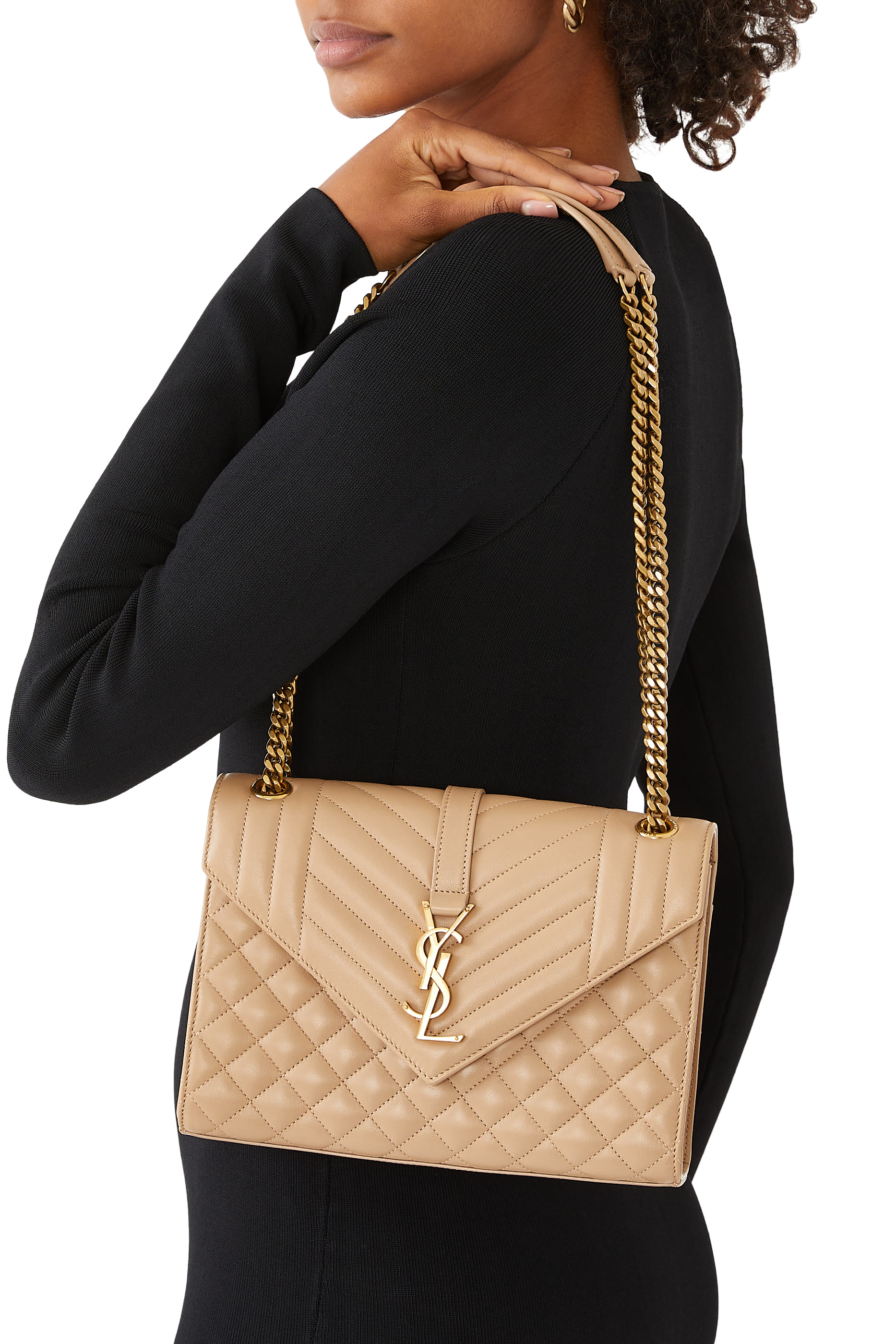 حقيبة متوسطة بتصميم ظرف بحمالة سلسلة