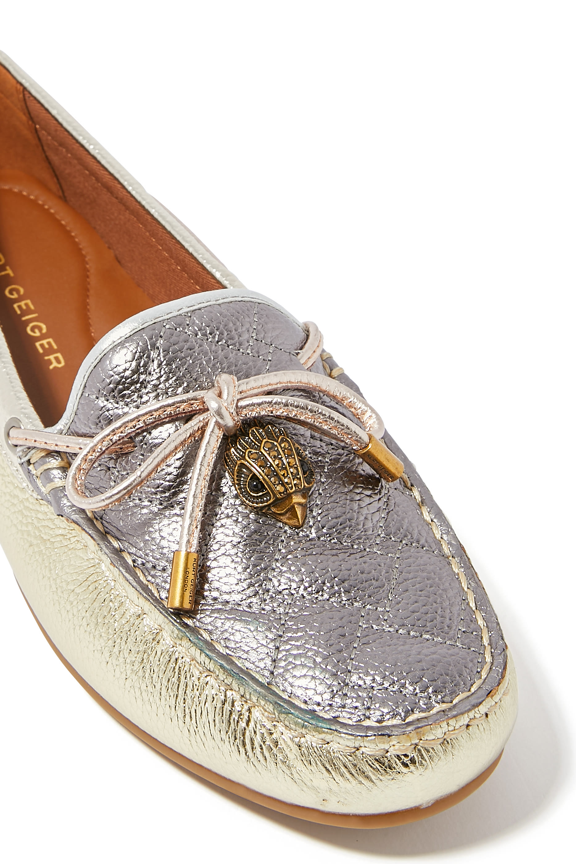 حذاء سهل الإرتداء بحلية بشعار الماركة