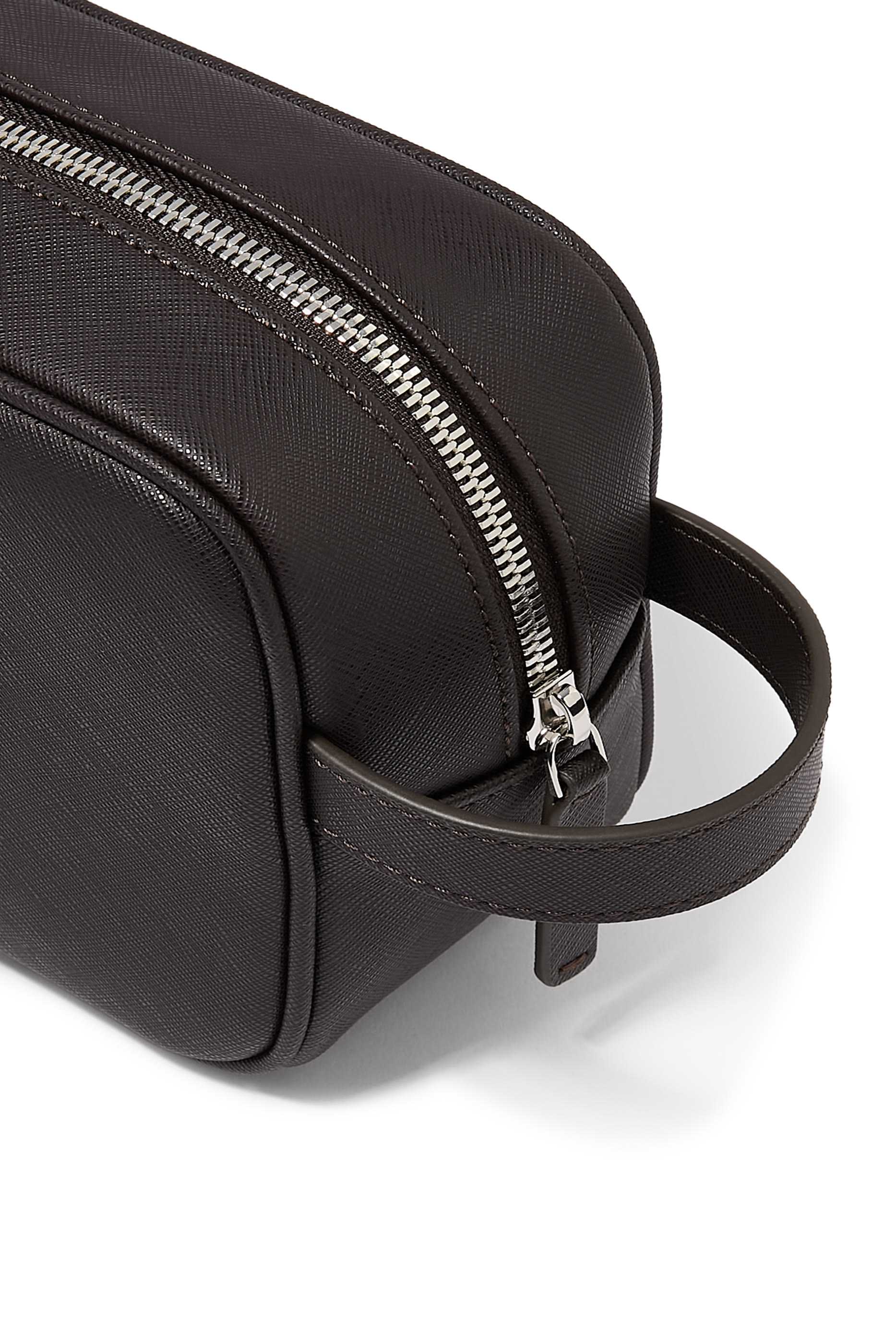 حقيبة مستحضرات عناية شخصية بشعار الماركة للسفر