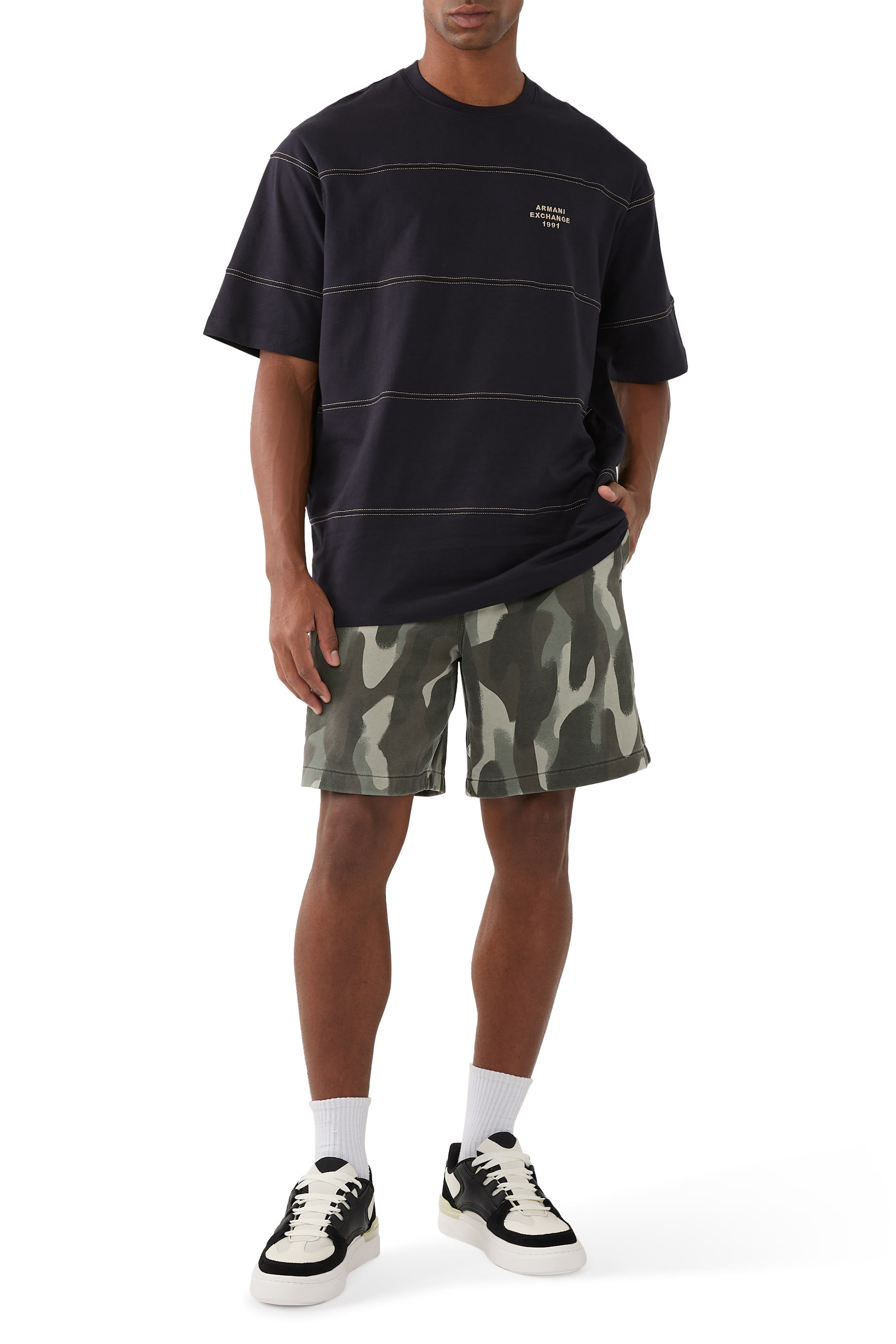 تيشيرت بحروف شعار الماركة