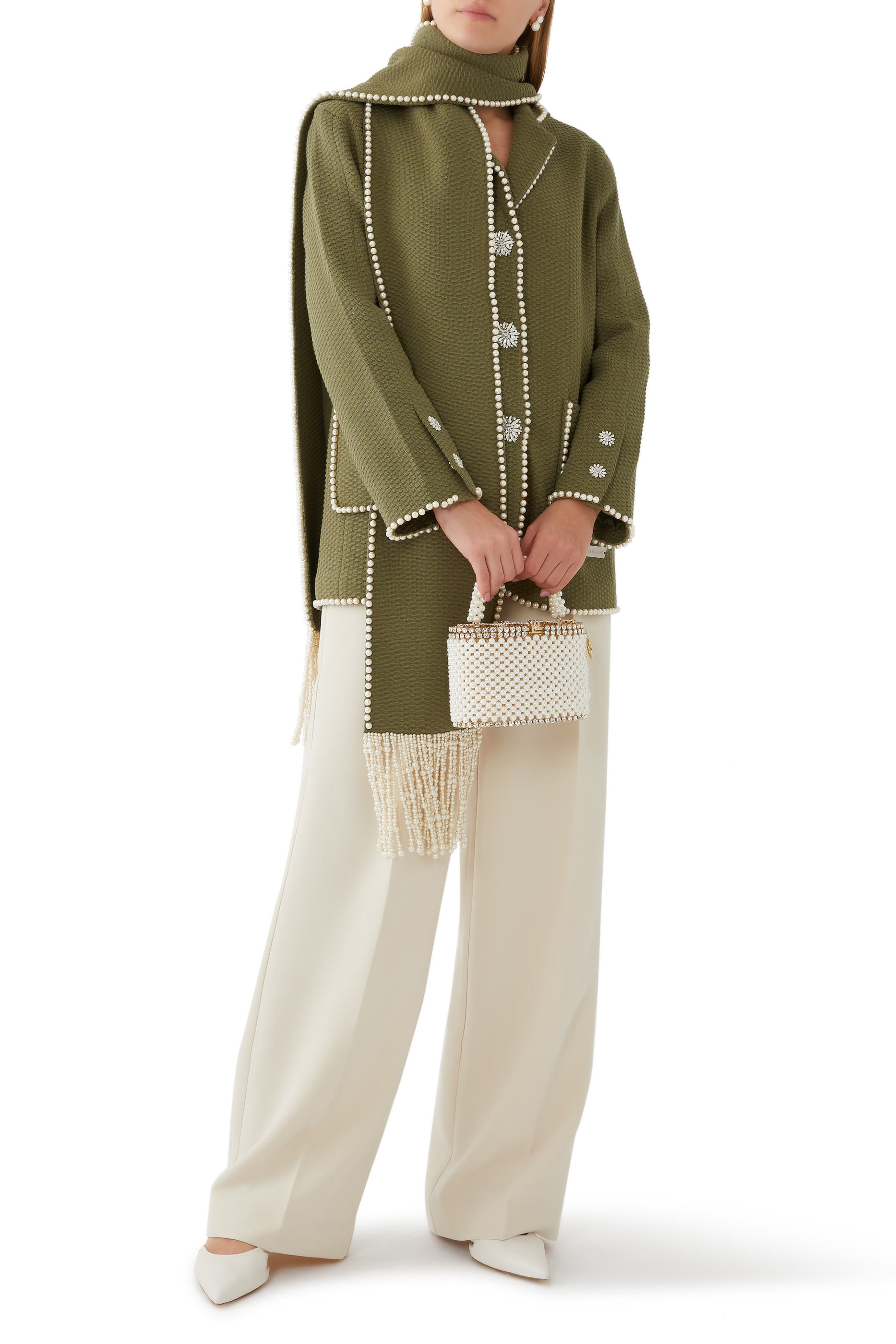 معطف بلؤلؤ وشرابات