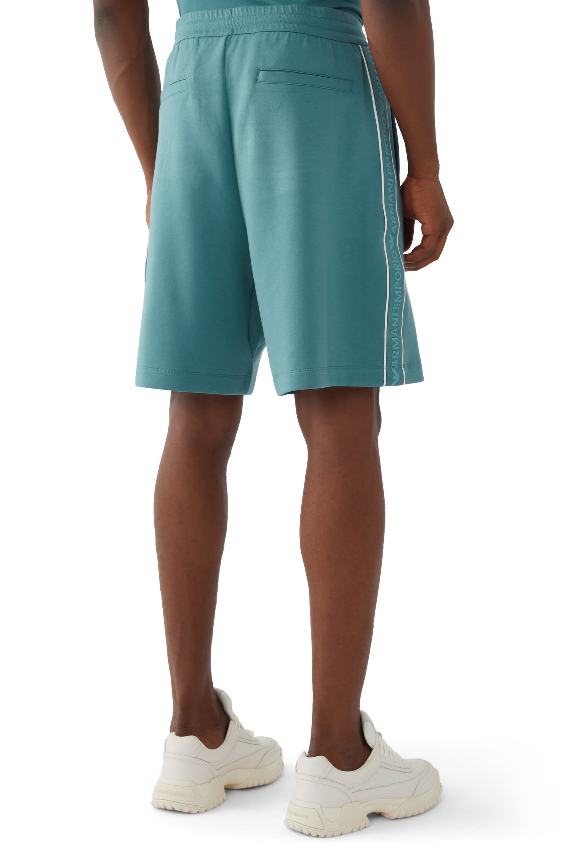 شورت رياضي بشريط شعار الماركة