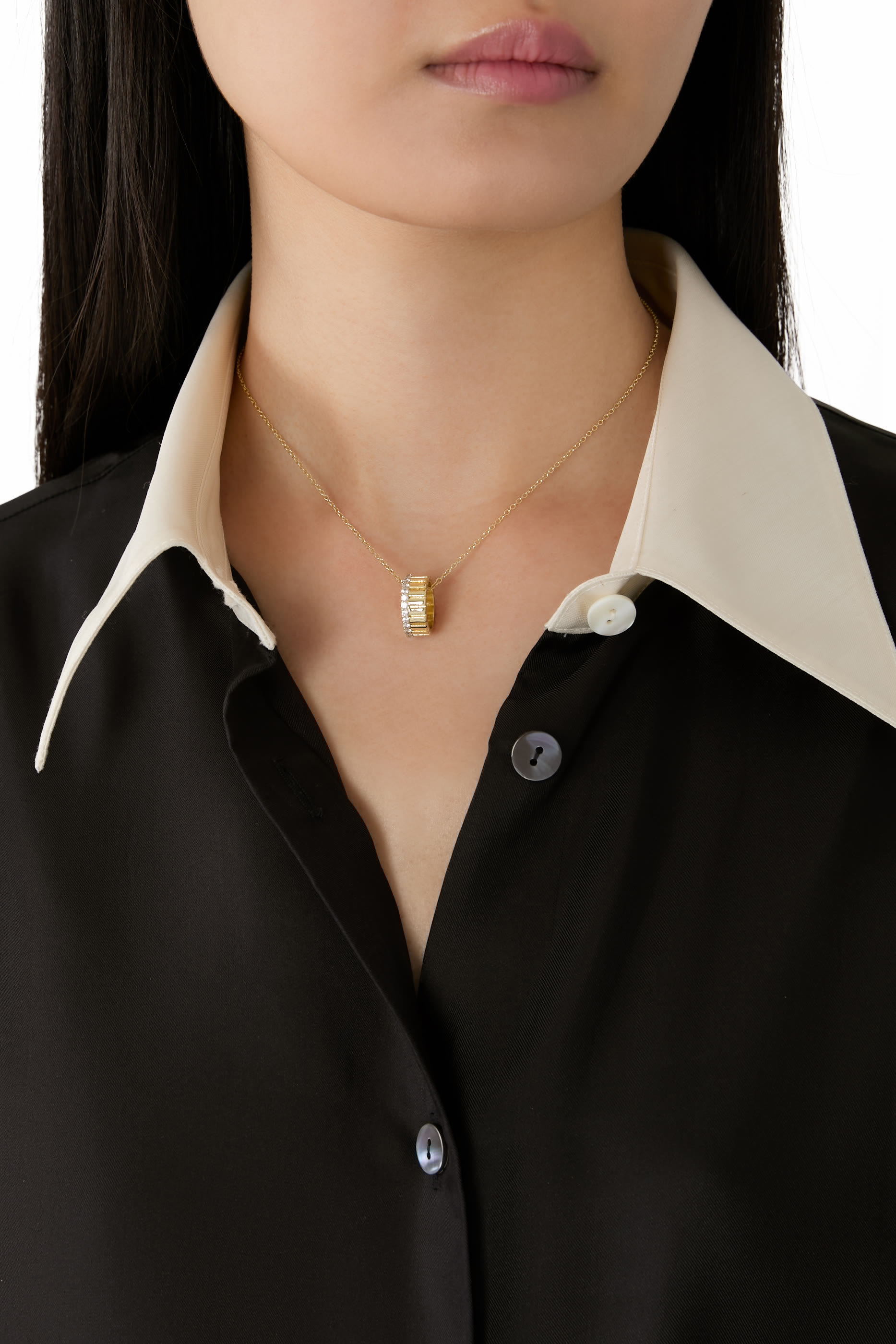 قلادة بحلية على شكل عجلة بشعار الماركة مرصعة بأحجار زركونيا مكعبة، نحاس مطلي بذهب 