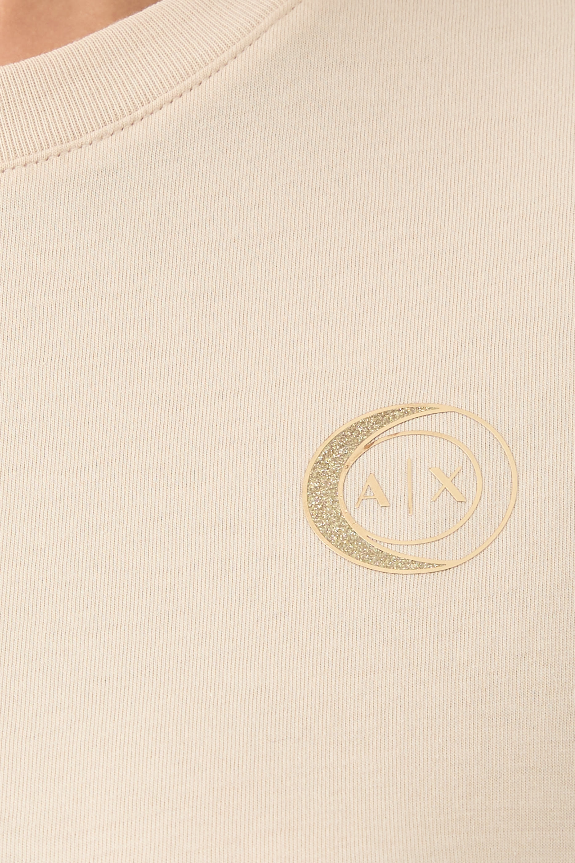 تيشيرت بقصة ضيقة وشعار الماركة