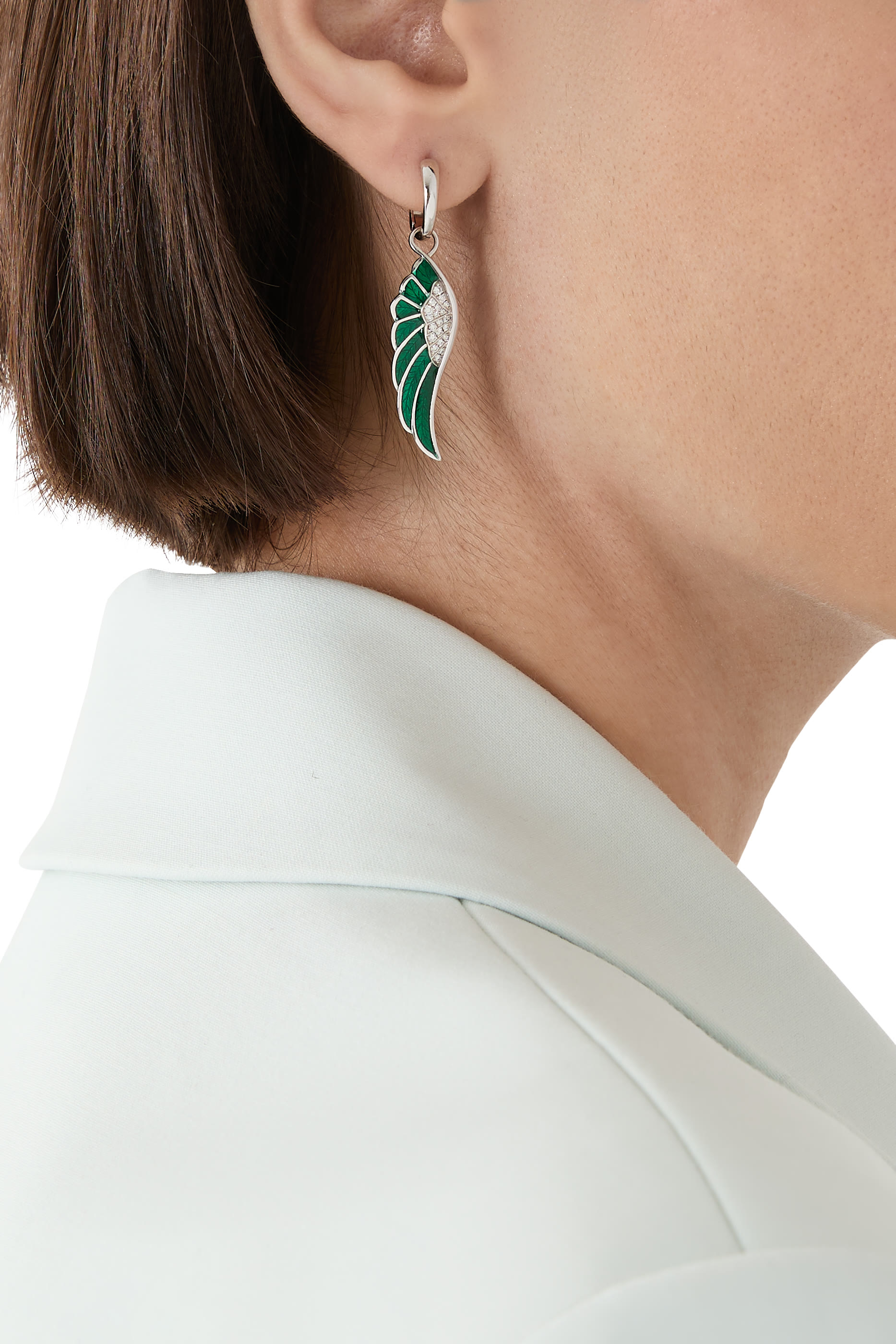 أقراط وينغز ريفلكشن وينتر مزينة بالمينا ومرصعة بالماس، ذهب أبيض عيار 18