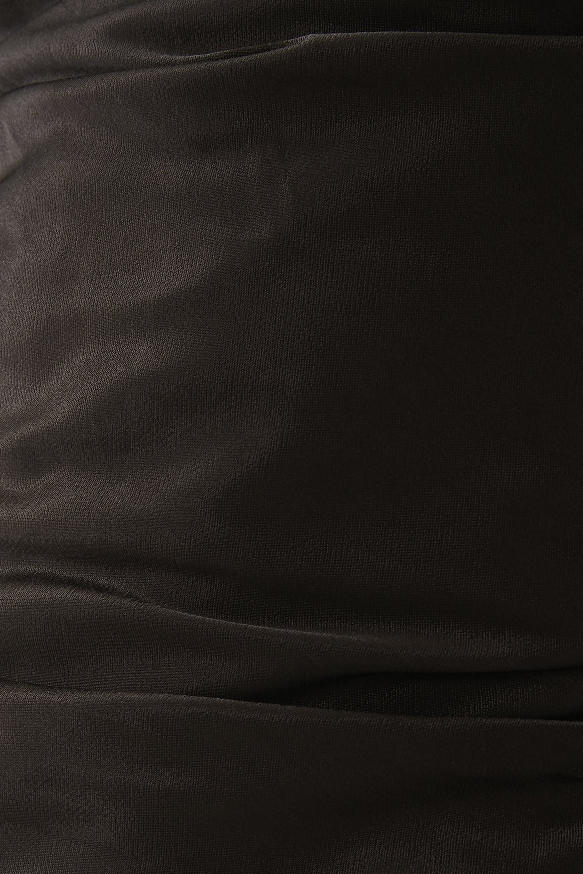 فستان لا لون طويل بأربطة في الخلف