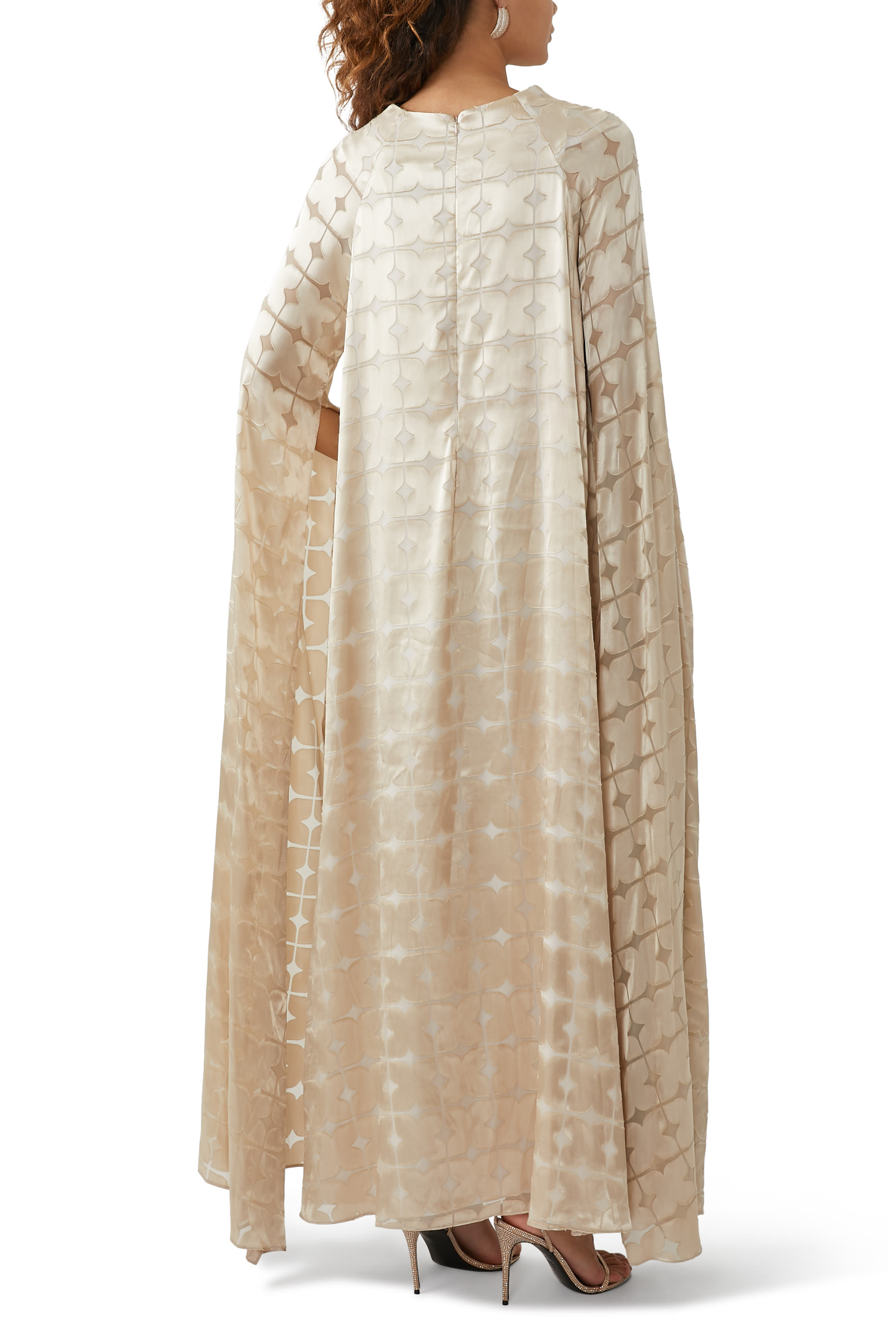 فستان بتصميم قفطان بكاب