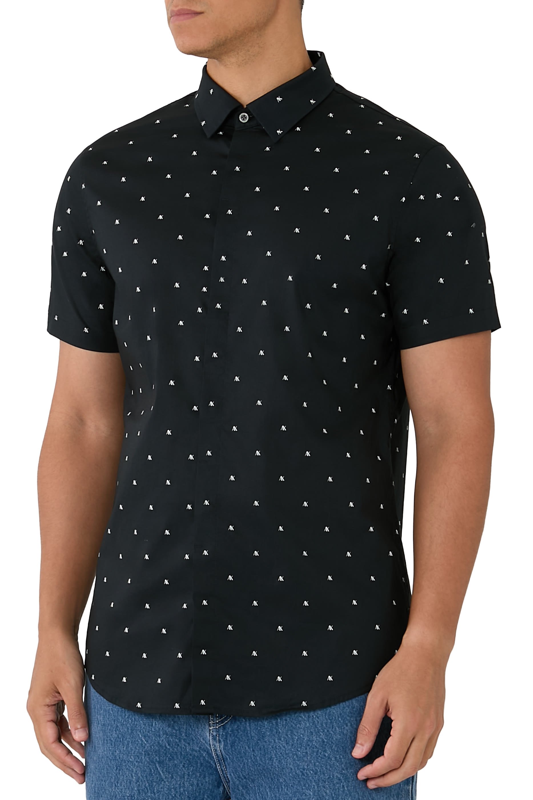 قميص بقصة ضيقة بأكمام قصيرة