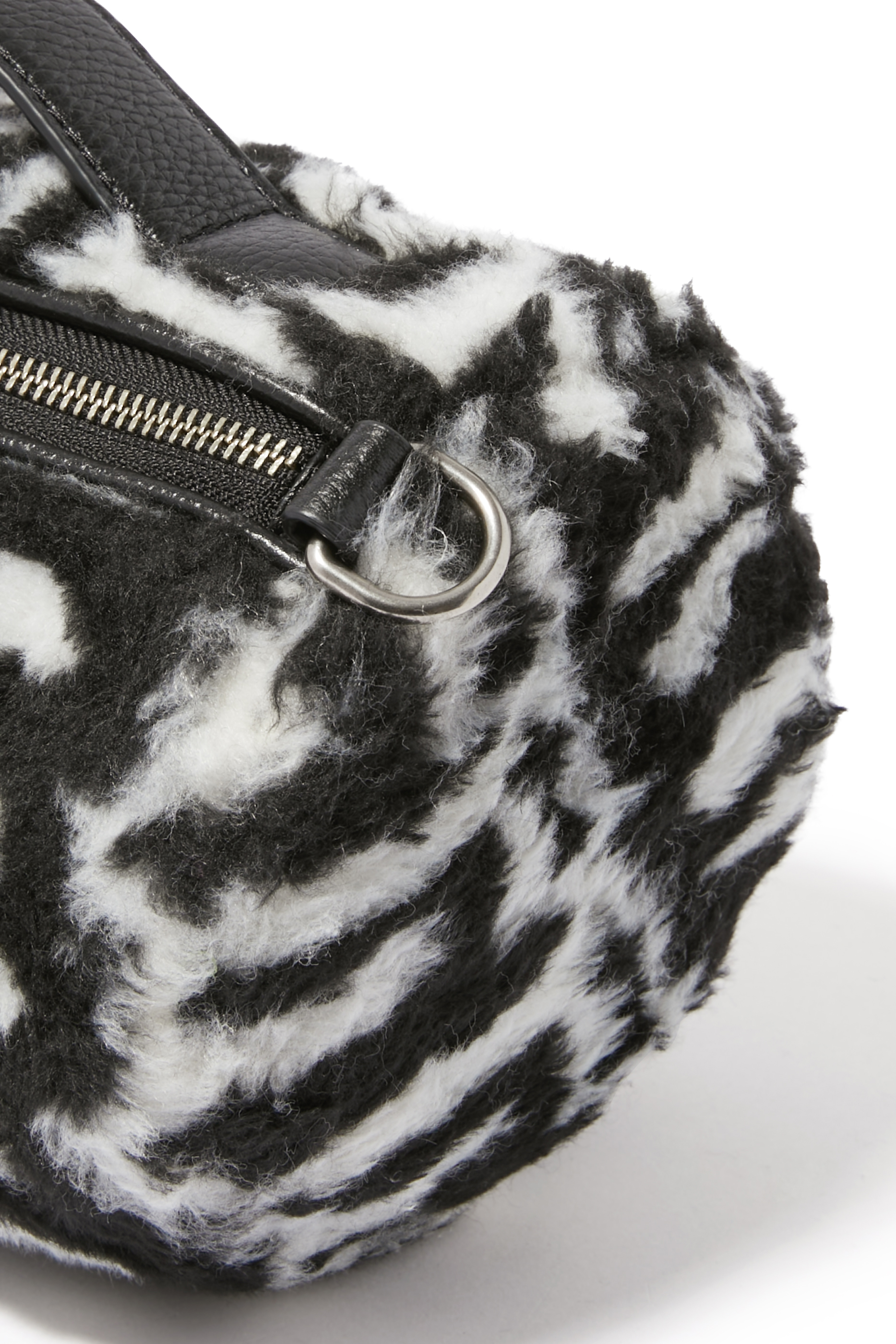 حقيبة دافل بنقشة حروف شعار الماركة قماش