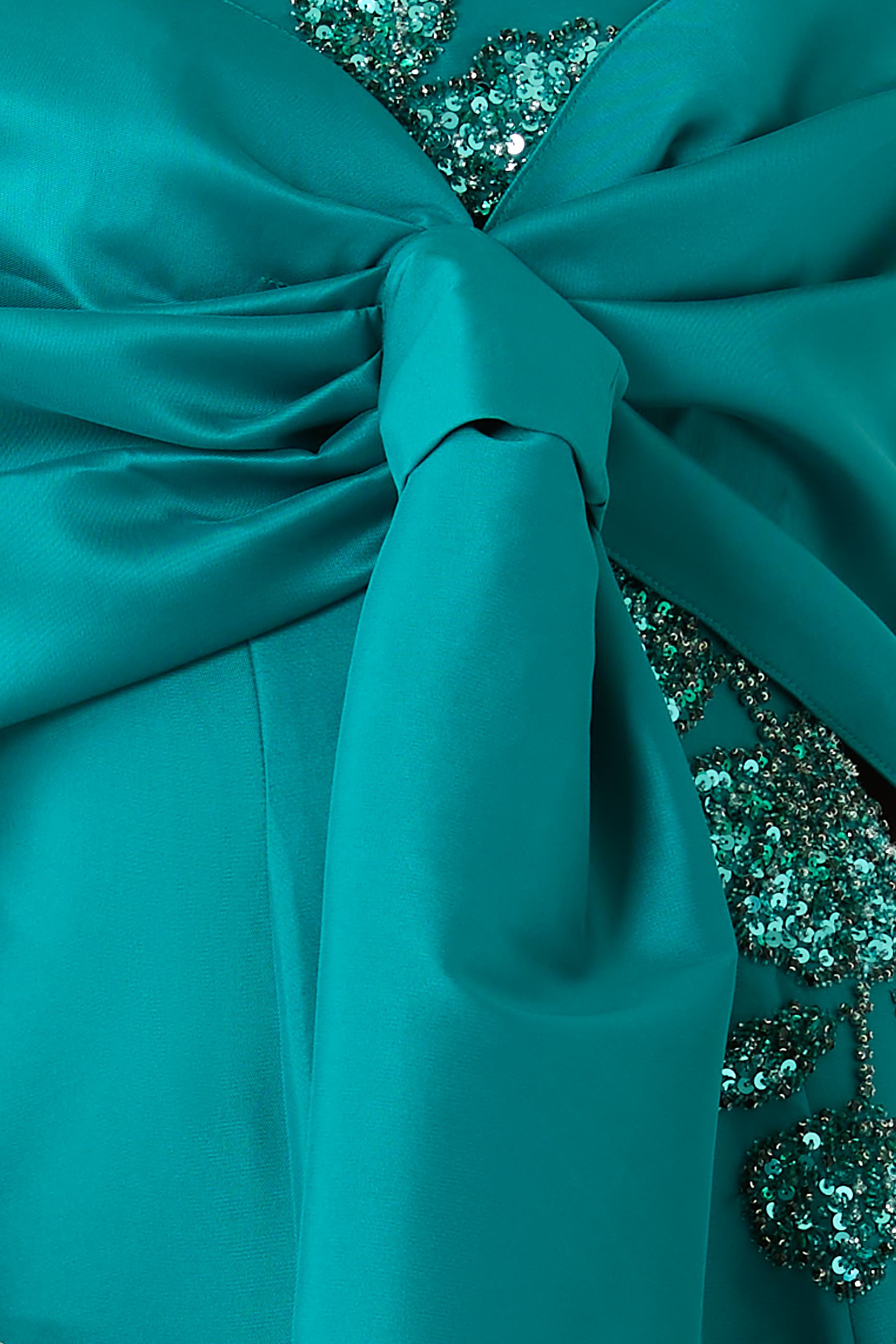 فستان سهرة بلا حمالات بتطريز زهور معقدة وحافة واسعة