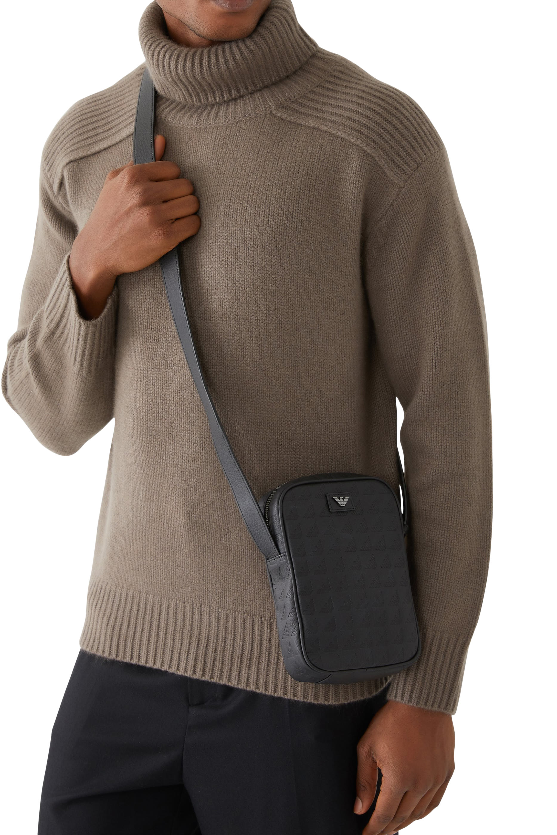 حقيبة كتف بتصميم مسطح مزينة كليا بشعار الماركة جلد