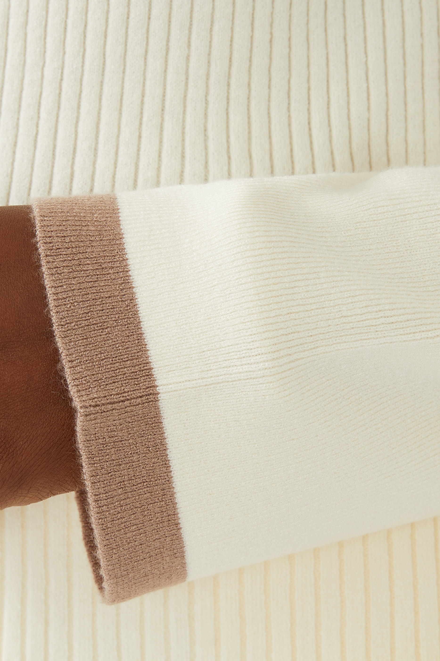 بلوزة رافينا بياقة عالية نسيج مضلع