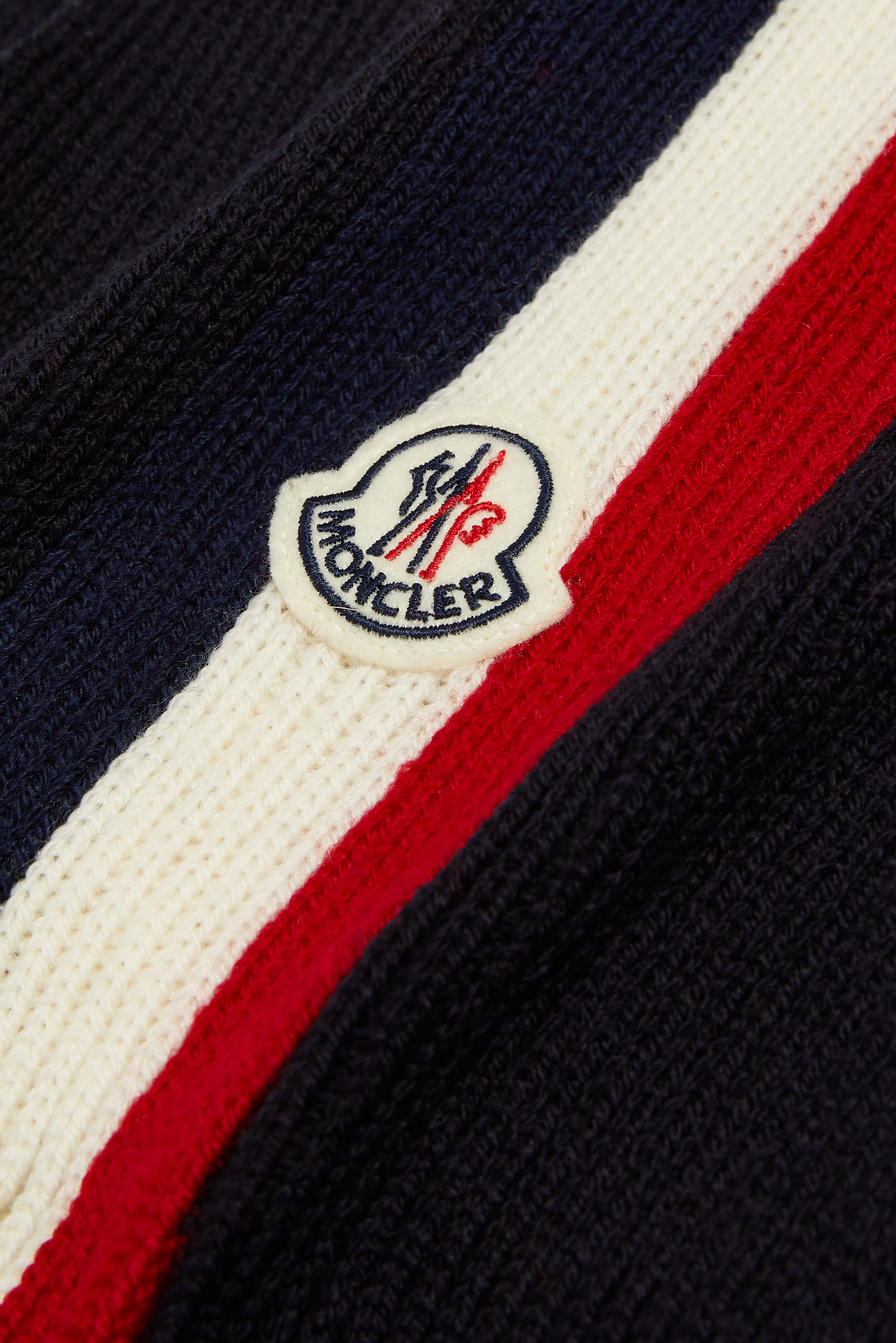 وشاح مخطط بتصميم علم في المنتصف