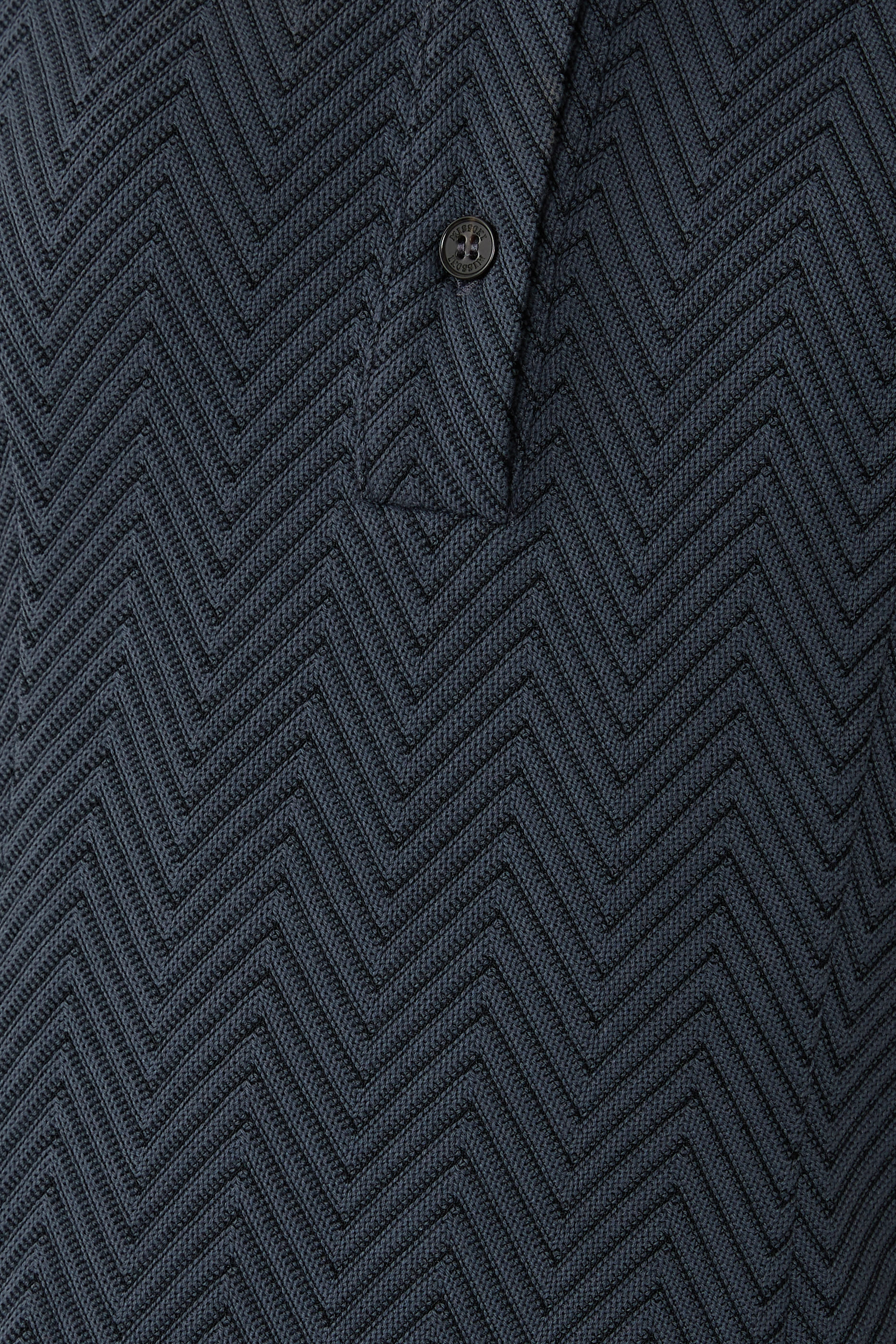 فستان قصير بنمط قميص بولو بنقشة خطوط متعرجة