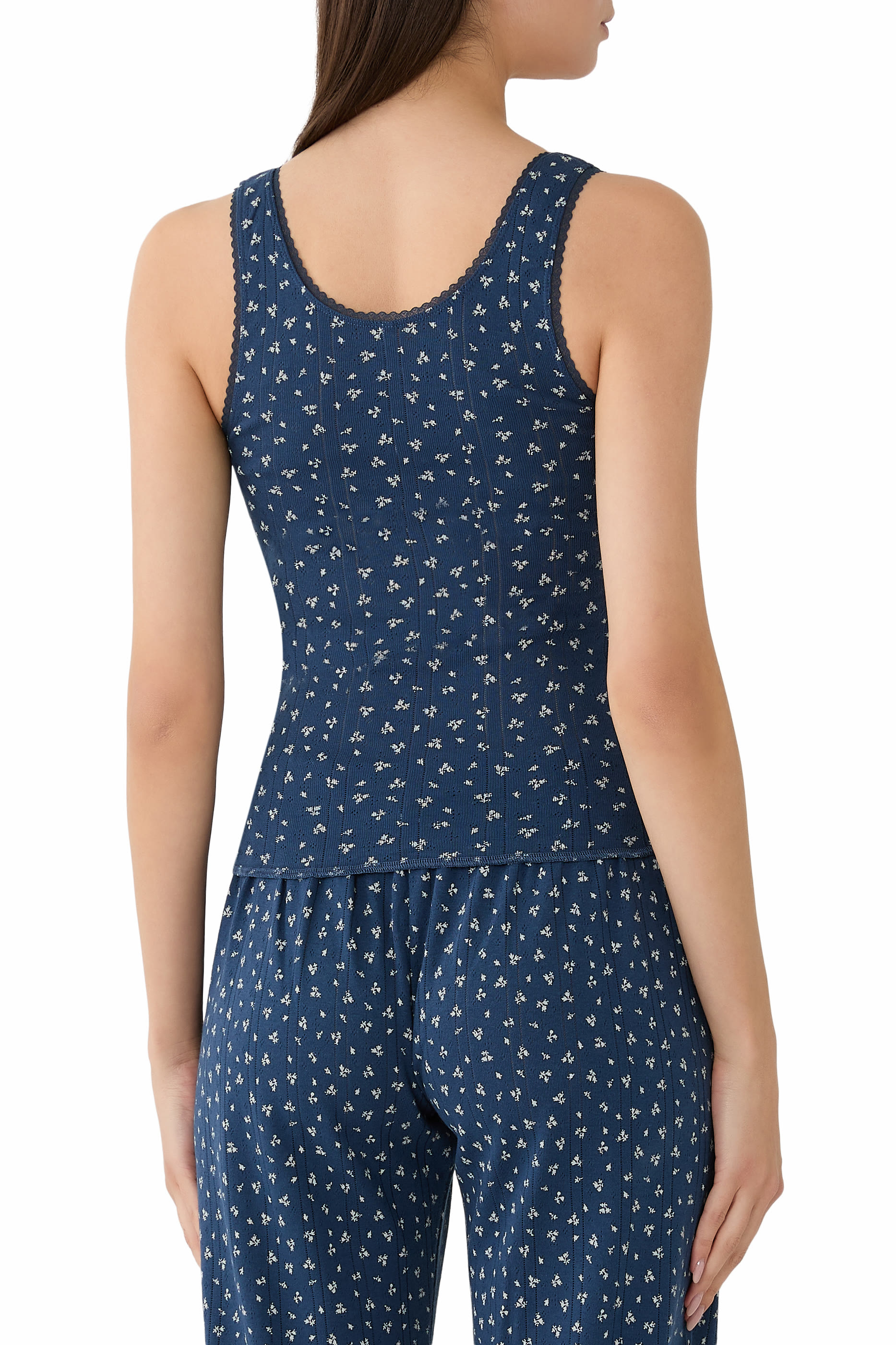 بلوزة بلا أكمام بياقة عميقة