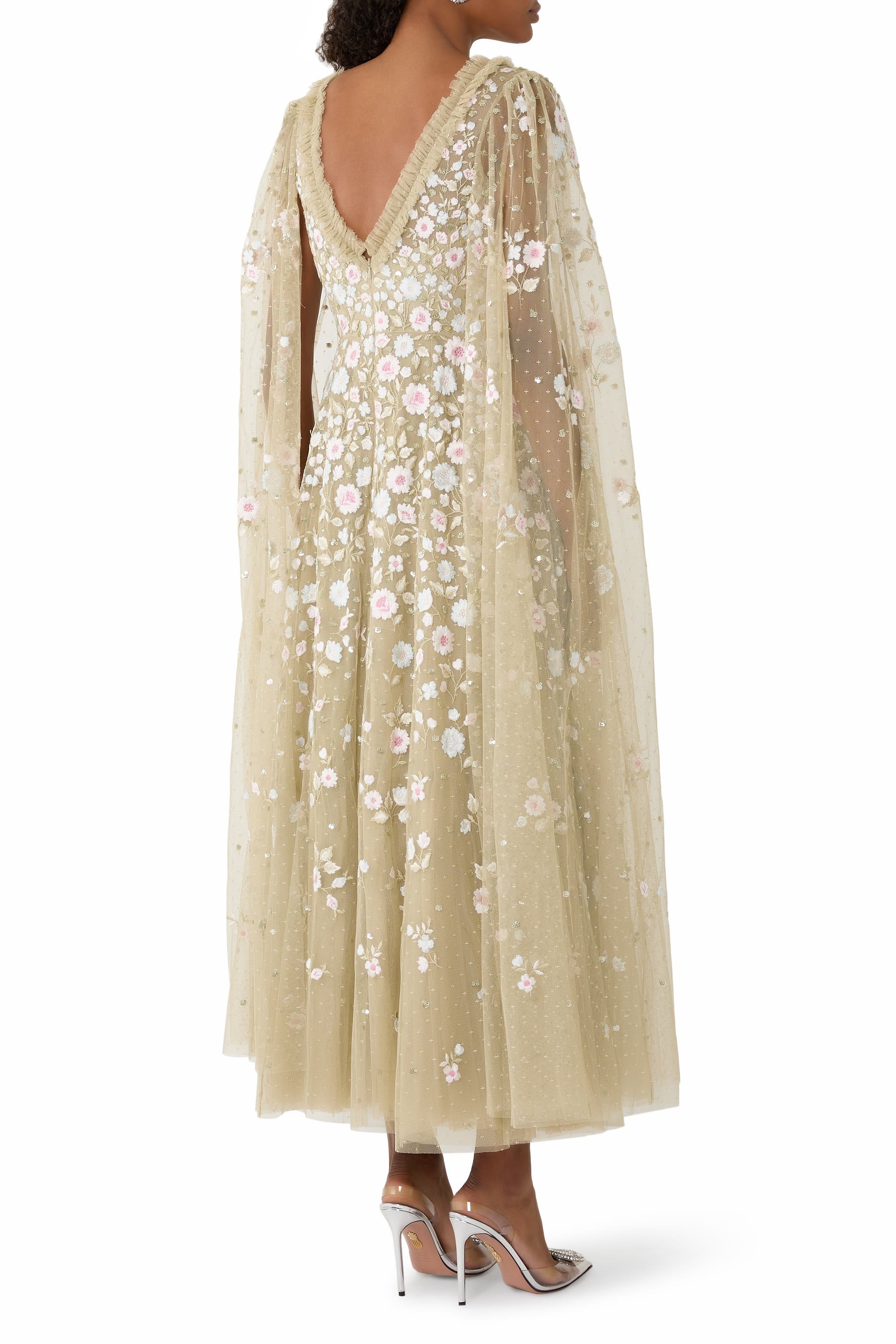 فستان ايثيريال طويل بأكمام بنمط كاب ومطرز بزهور 