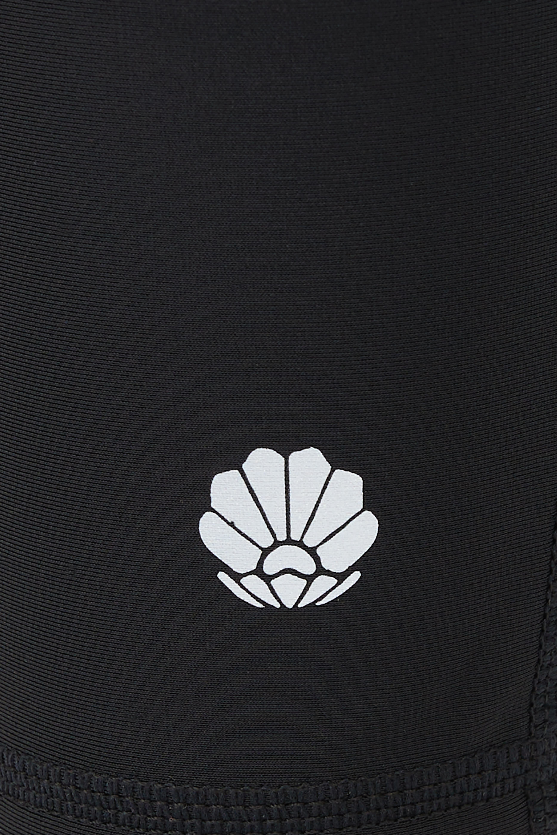 بنطال سباحة بقصة ضيقة