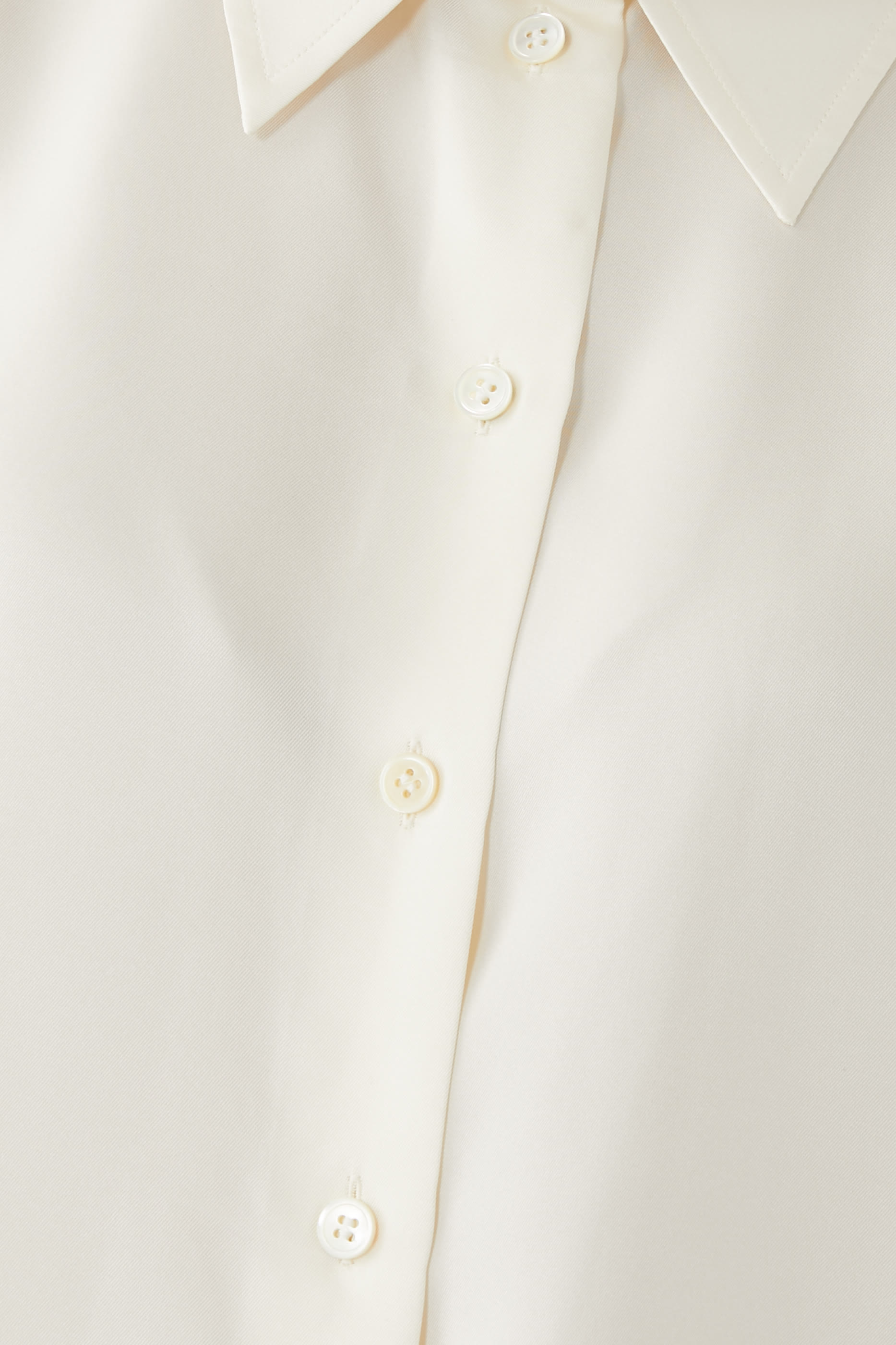 قميص حرير بقصة واسعة