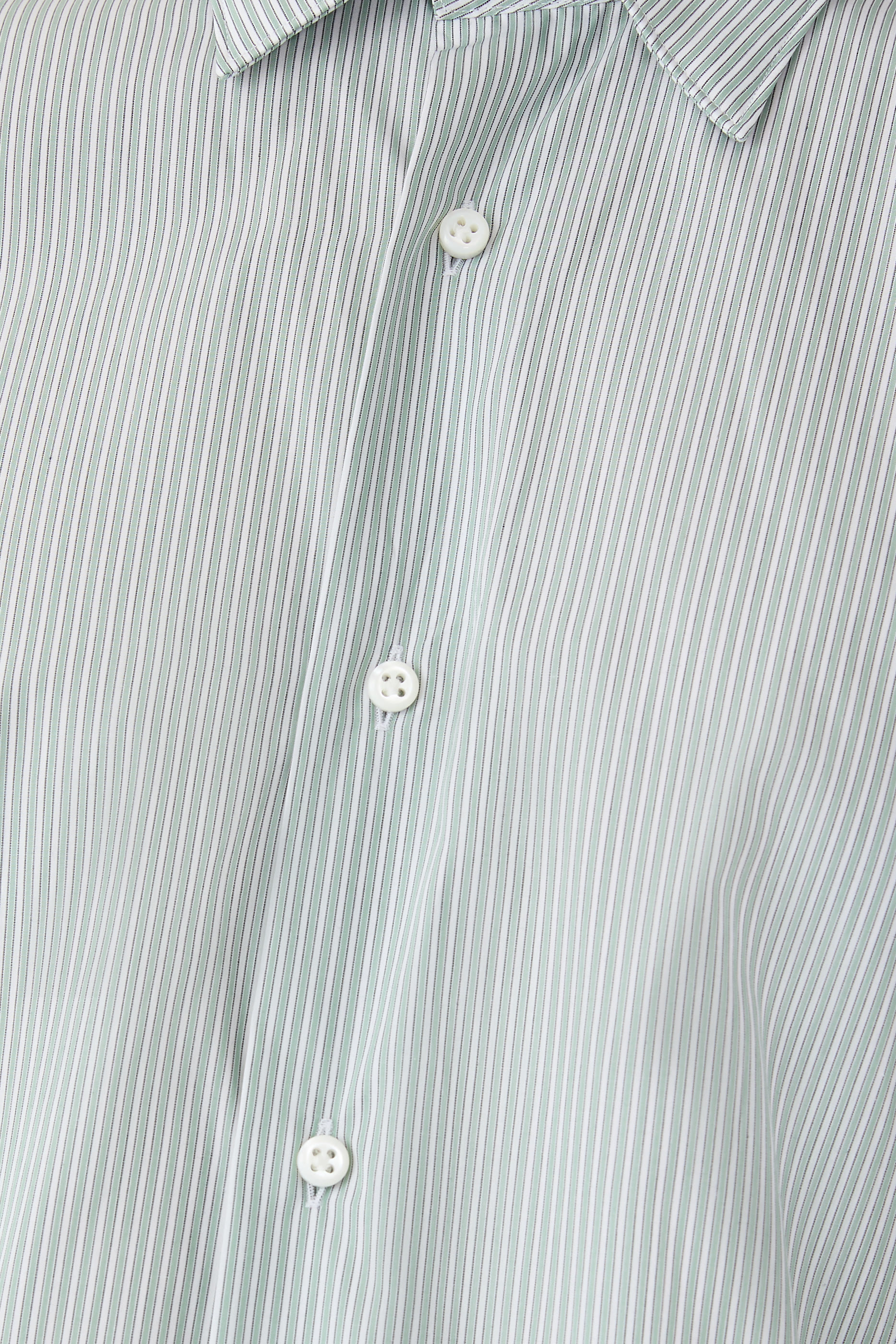 قميص مخطط بأكمام طويلة