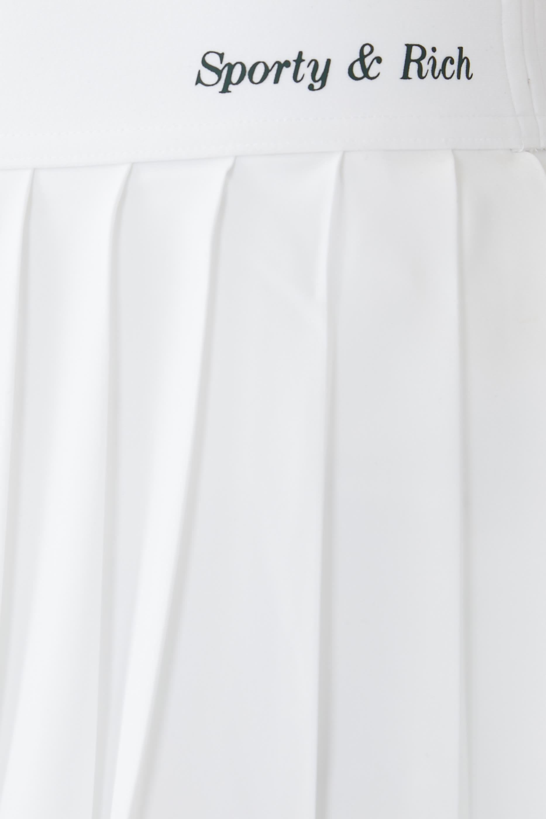 تنورة كلاسيكية بطيات وشعار الماركة