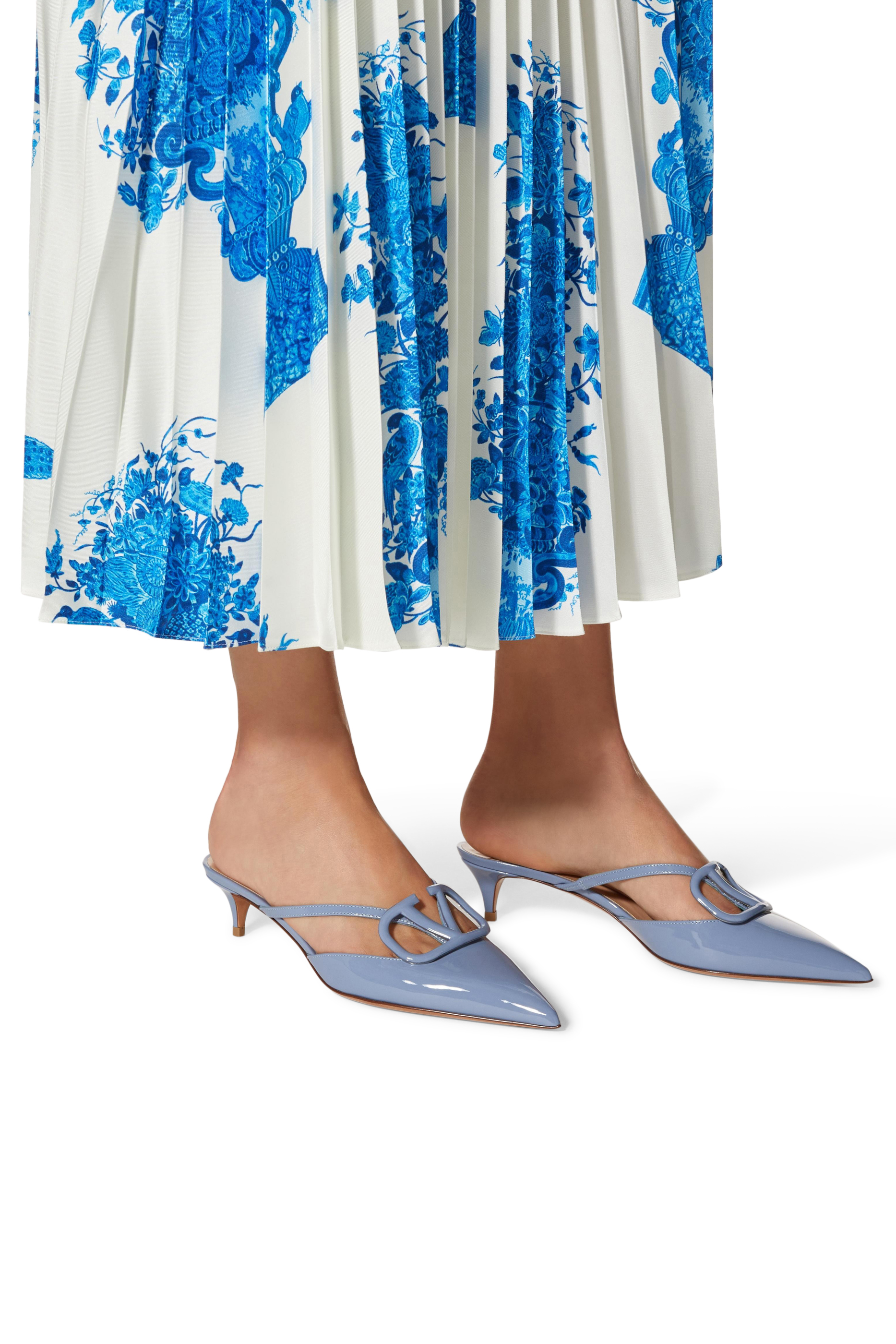 حذاء مفتوح من الخلف بشعار حرف V