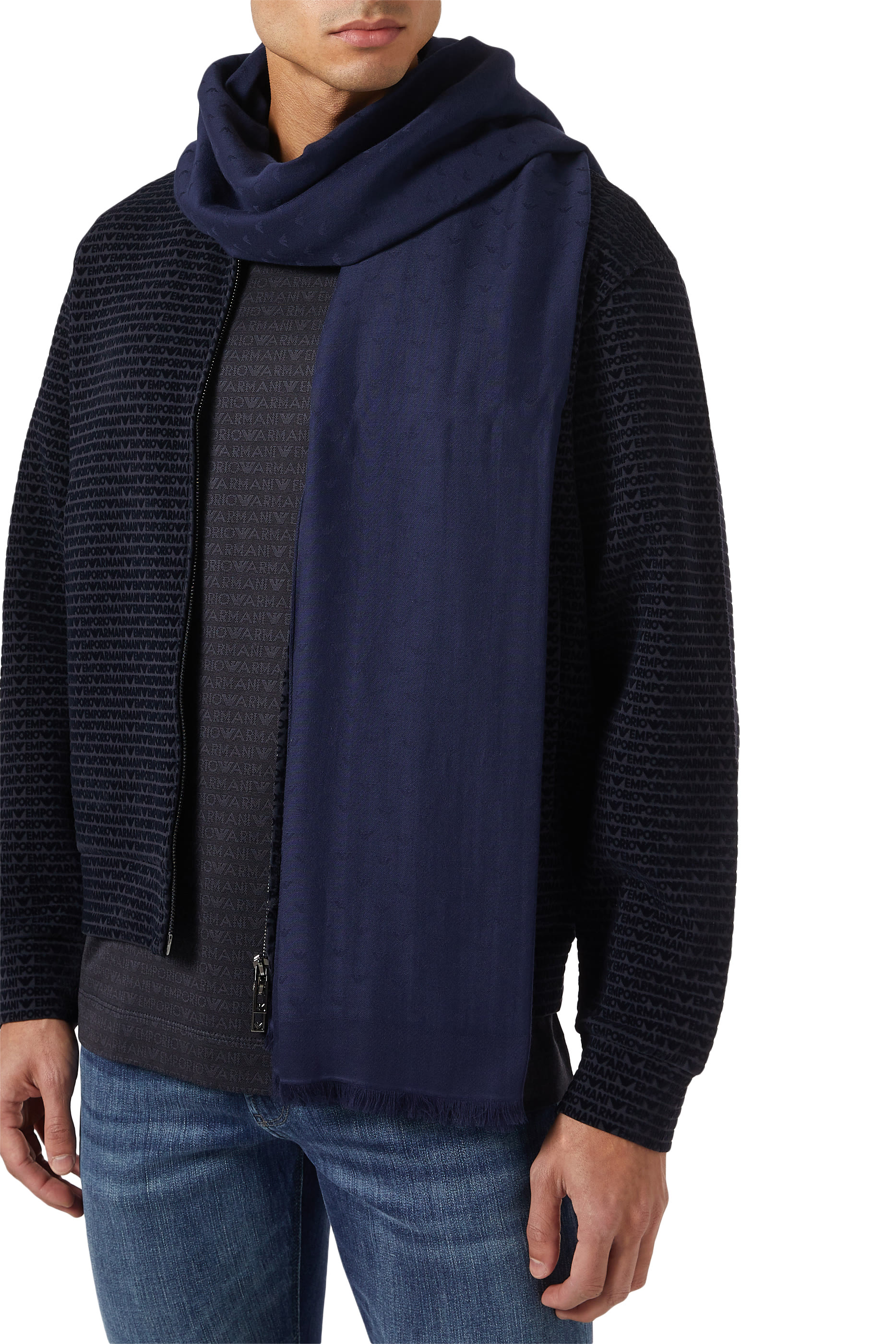 وشاح مزين كليا بشعار الماركة