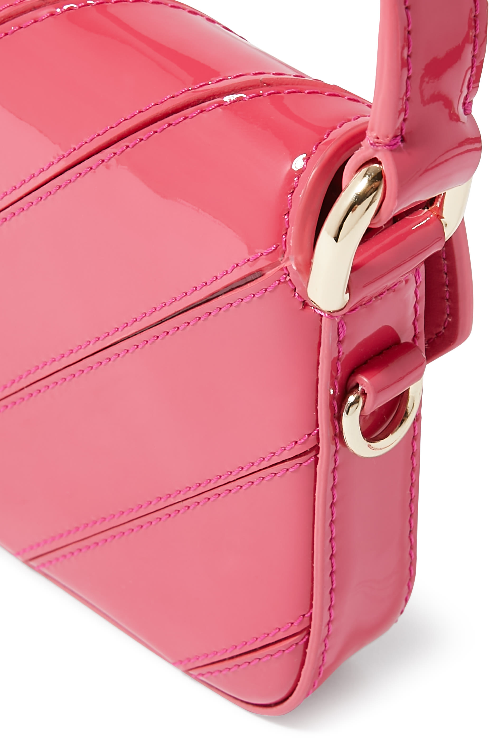 حقيبة كتف صغيرة جلد لامع بتصميم مموج