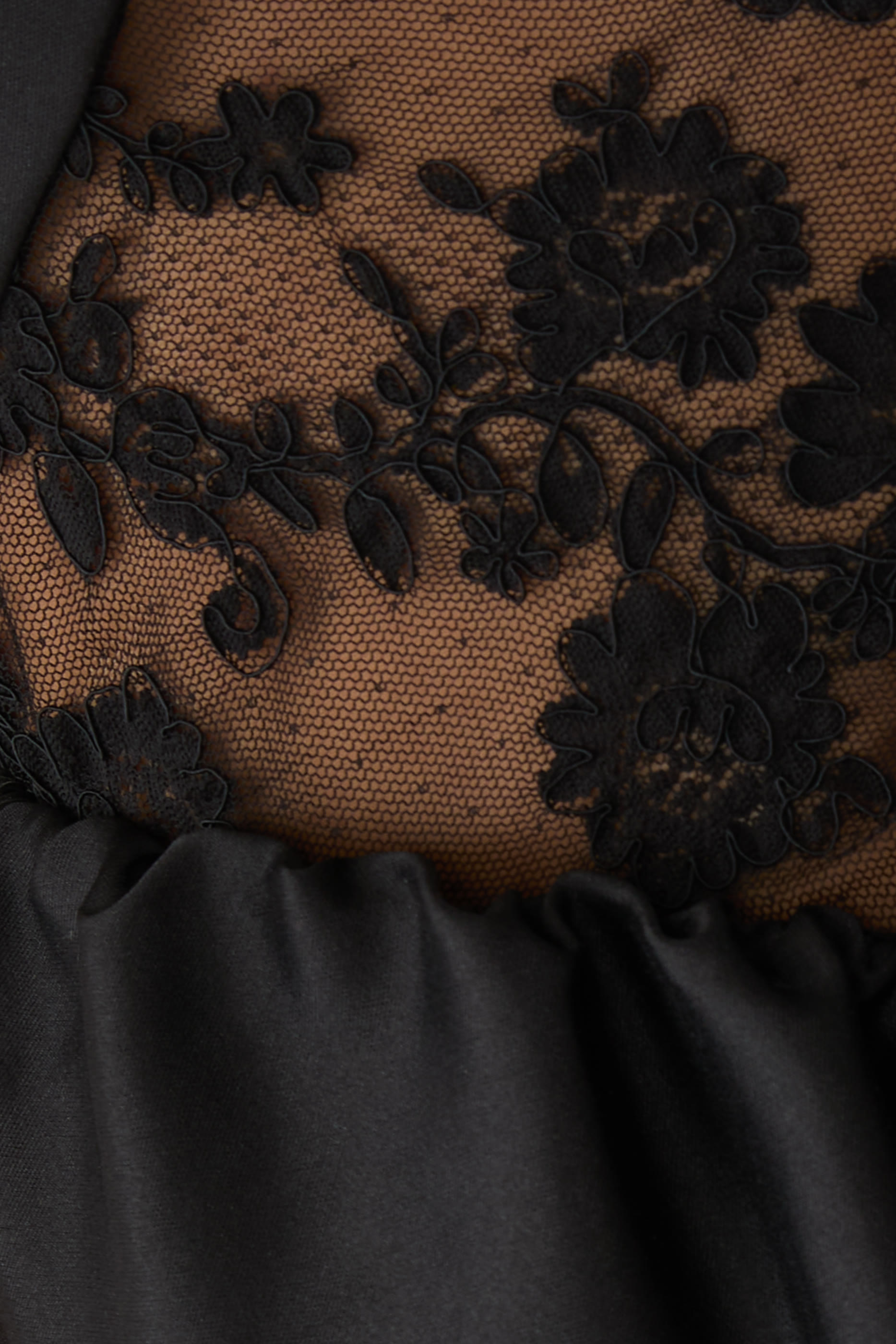 فستان طويل دانتيل والتفتا