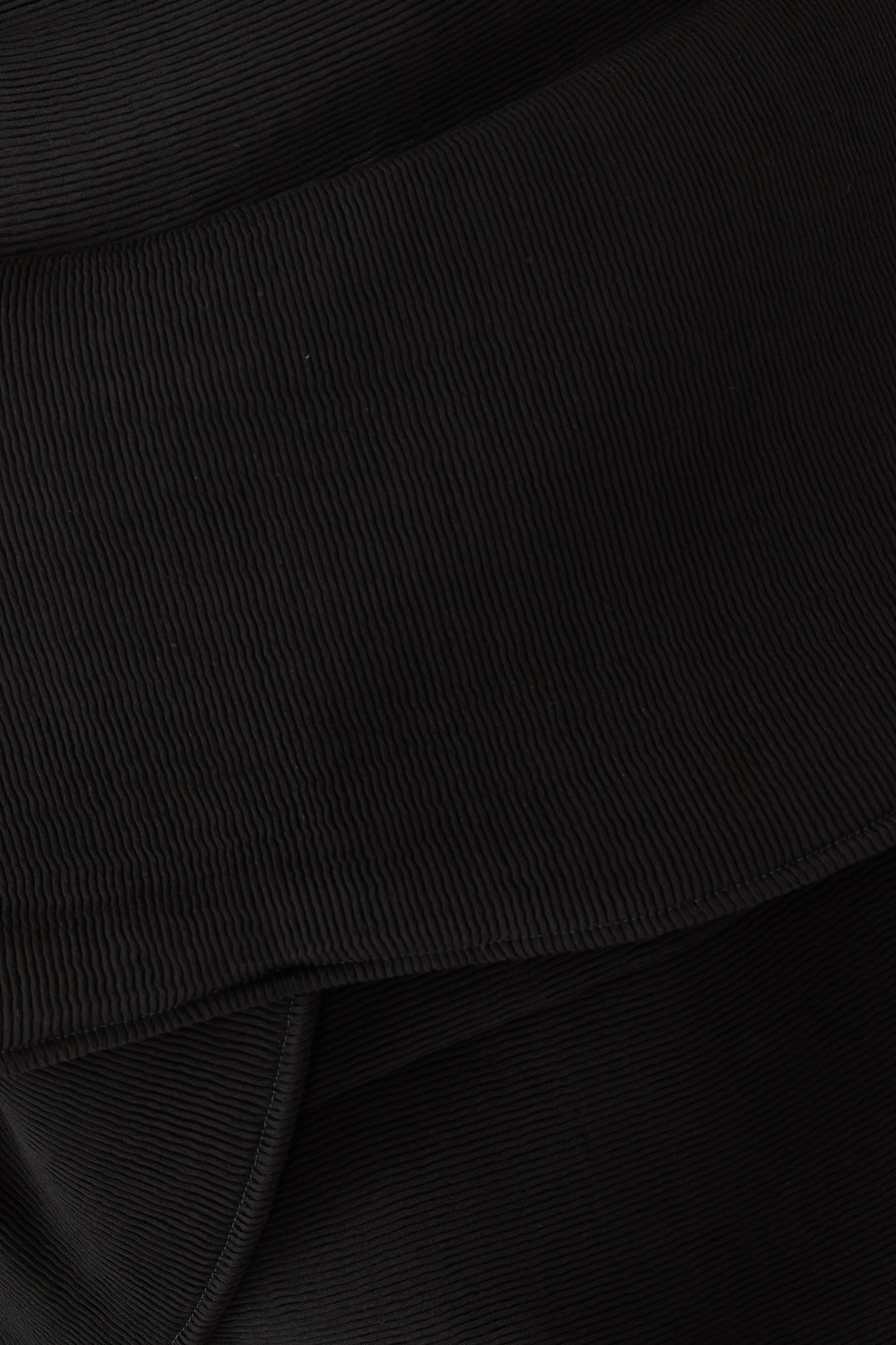 فستان قصير بقصة ضيقة بلا حمالات بحافة جرس