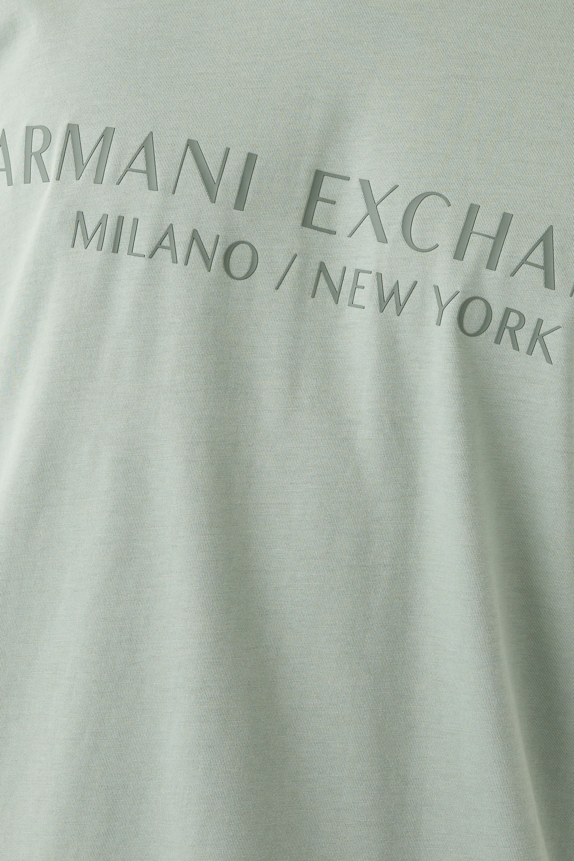 تيشيرت بشعار الماركة بقصة عادية