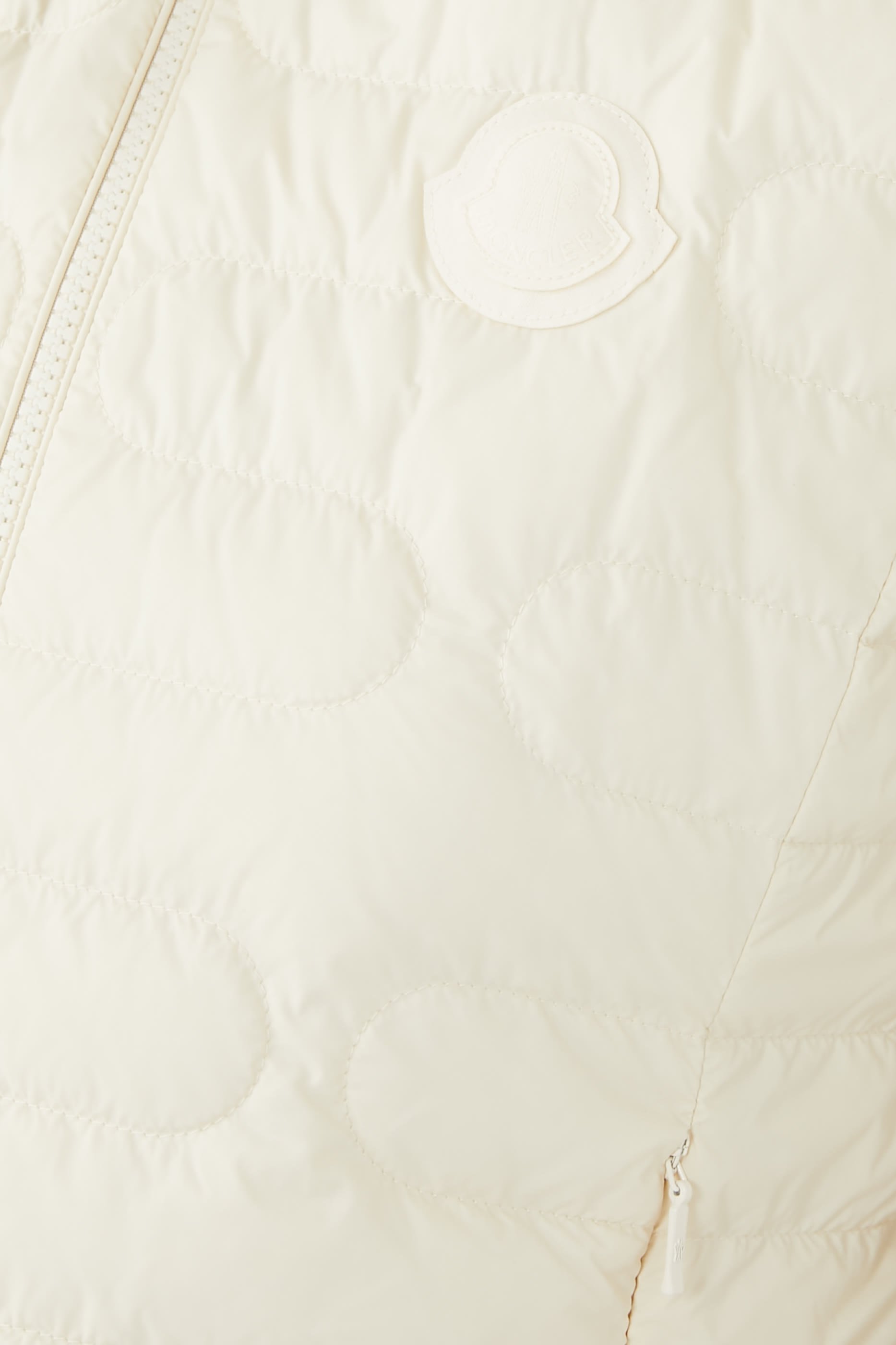 فيست مبطن بالزغب بشعار الماركة