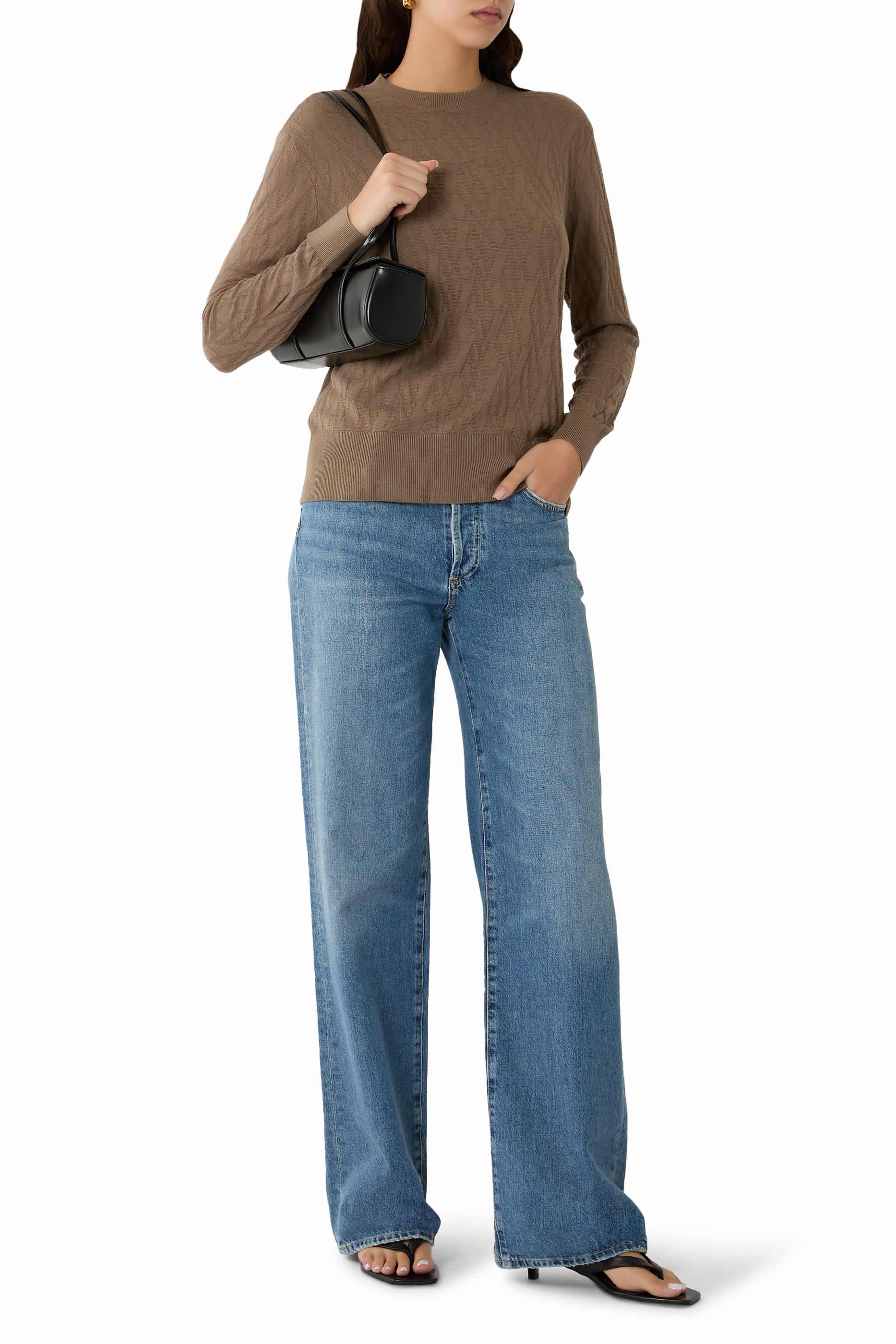 كنزة بحروف شعار الماركة