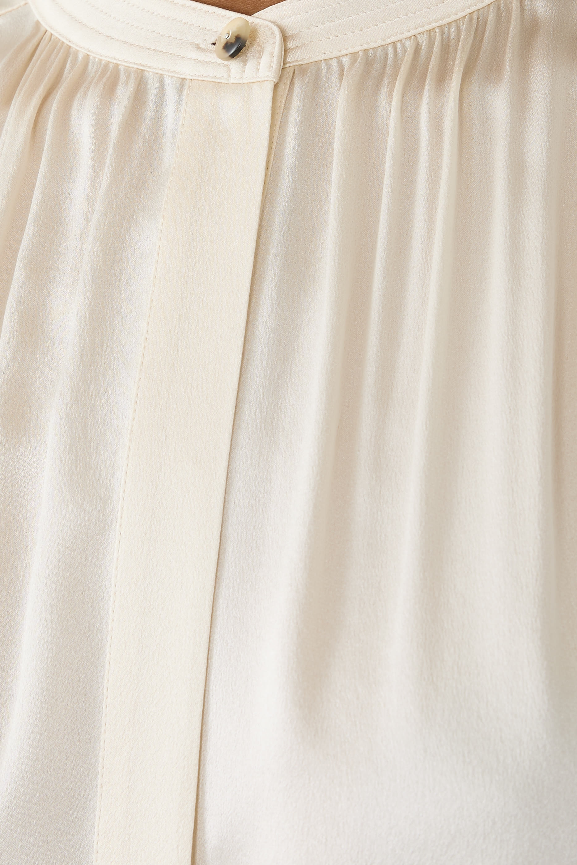 بلوزة بأكمام كاب مزين بكشكش حرير