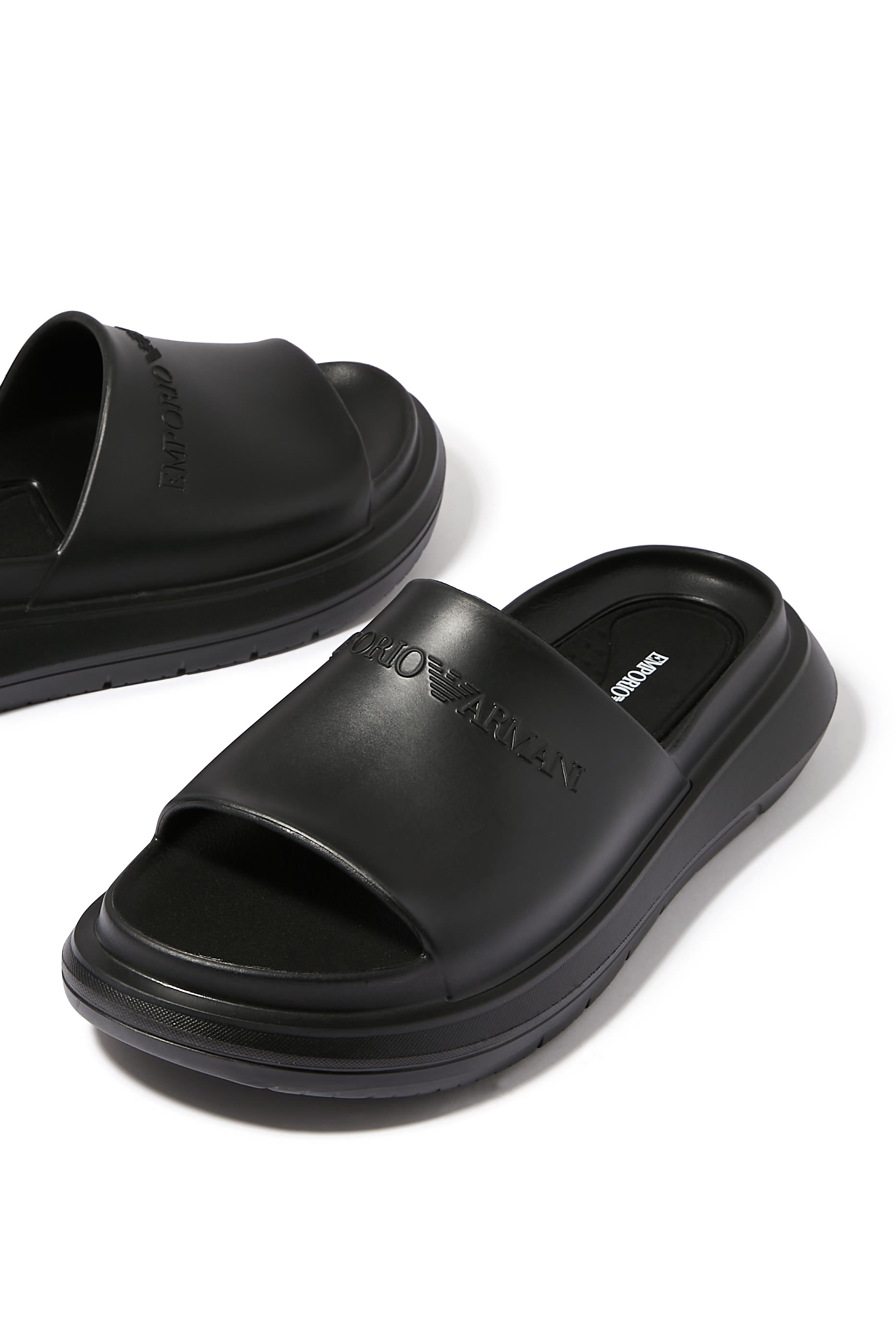 حذاء مفتوح بشعار الماركة