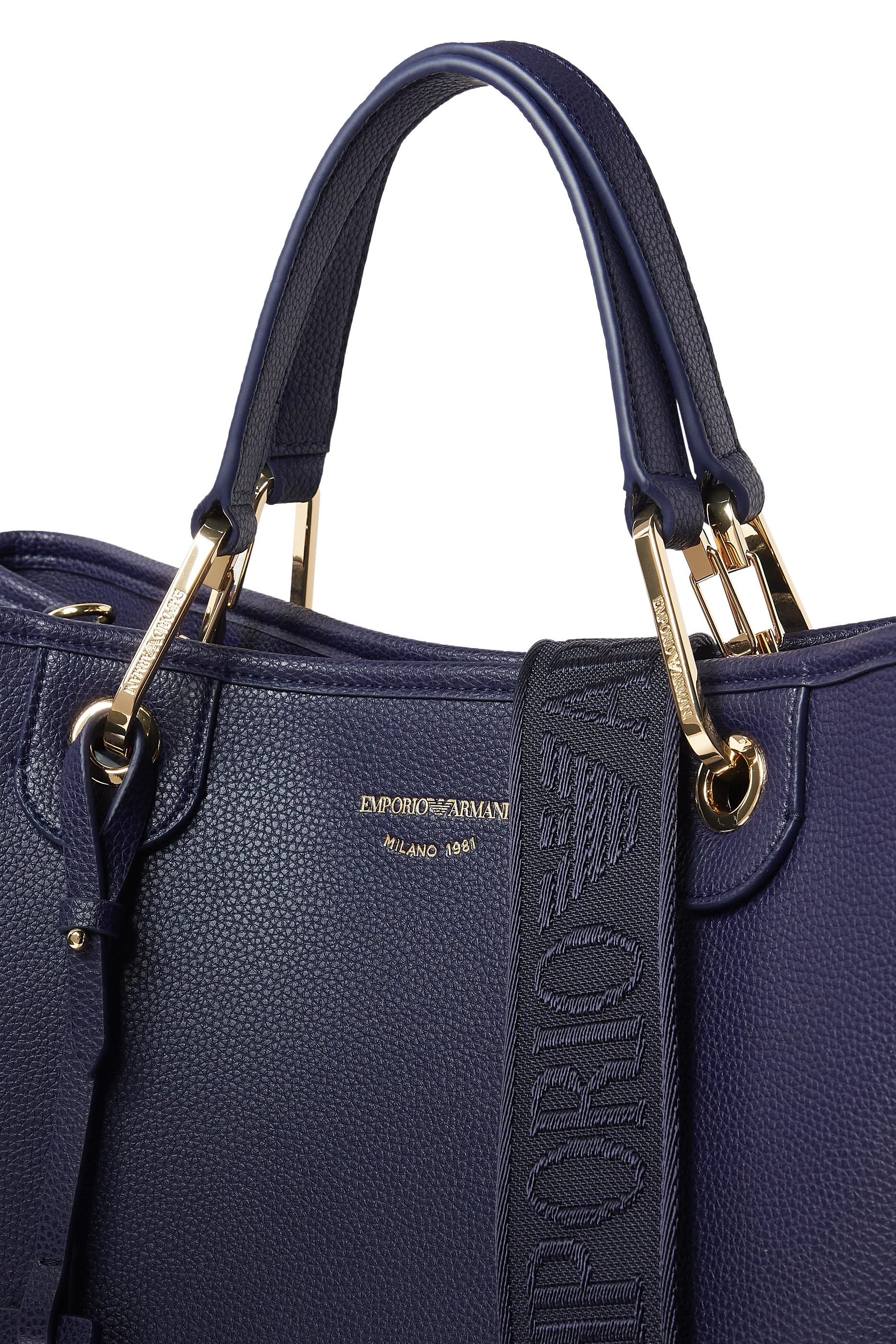 حقيبة يد مزينة بشعار الماركة