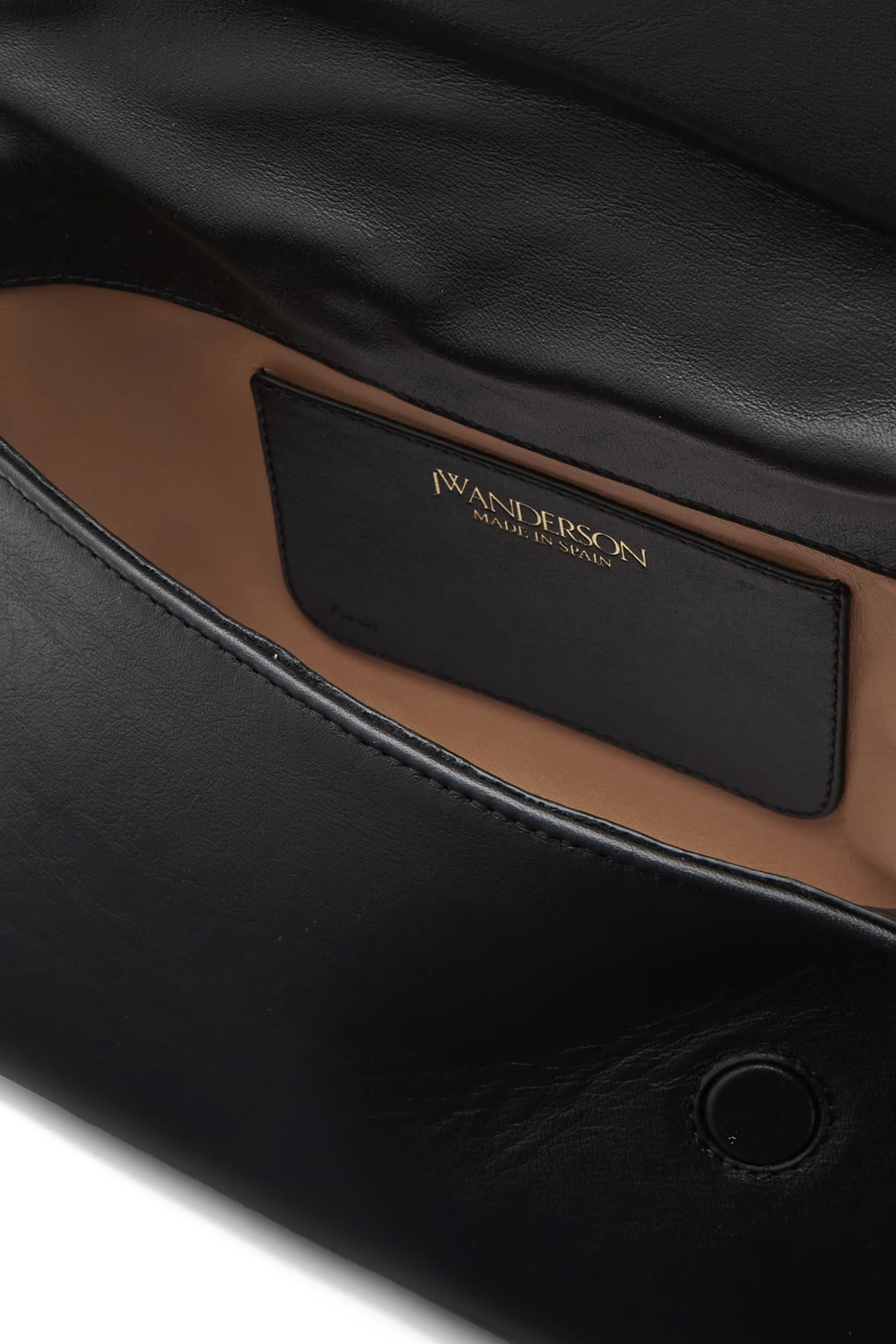 حقيبة صغيرة بتفاصيل مجدولة جلد