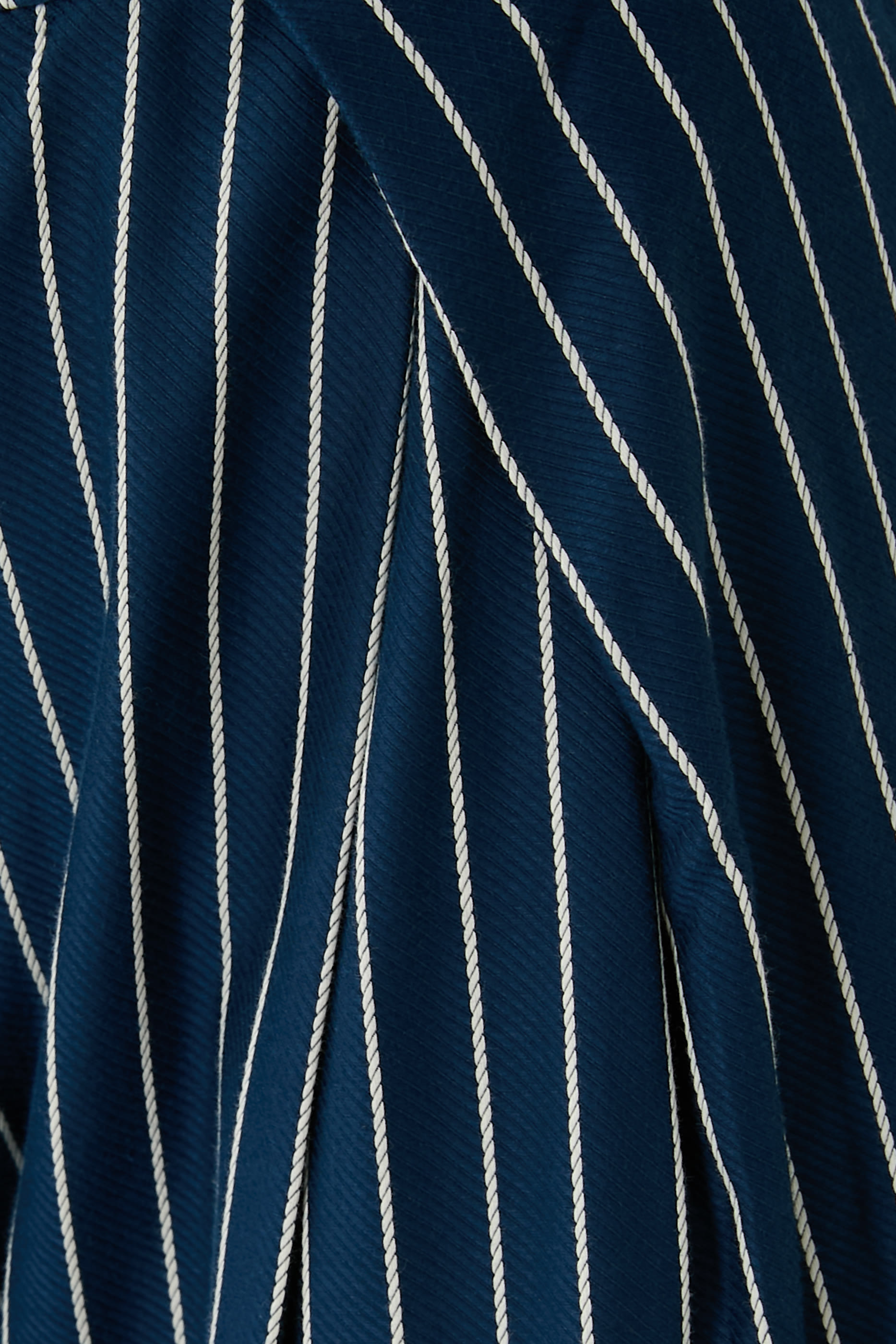 بنطال ليلى مخطط بتفاصيل شيفرون متعرجة