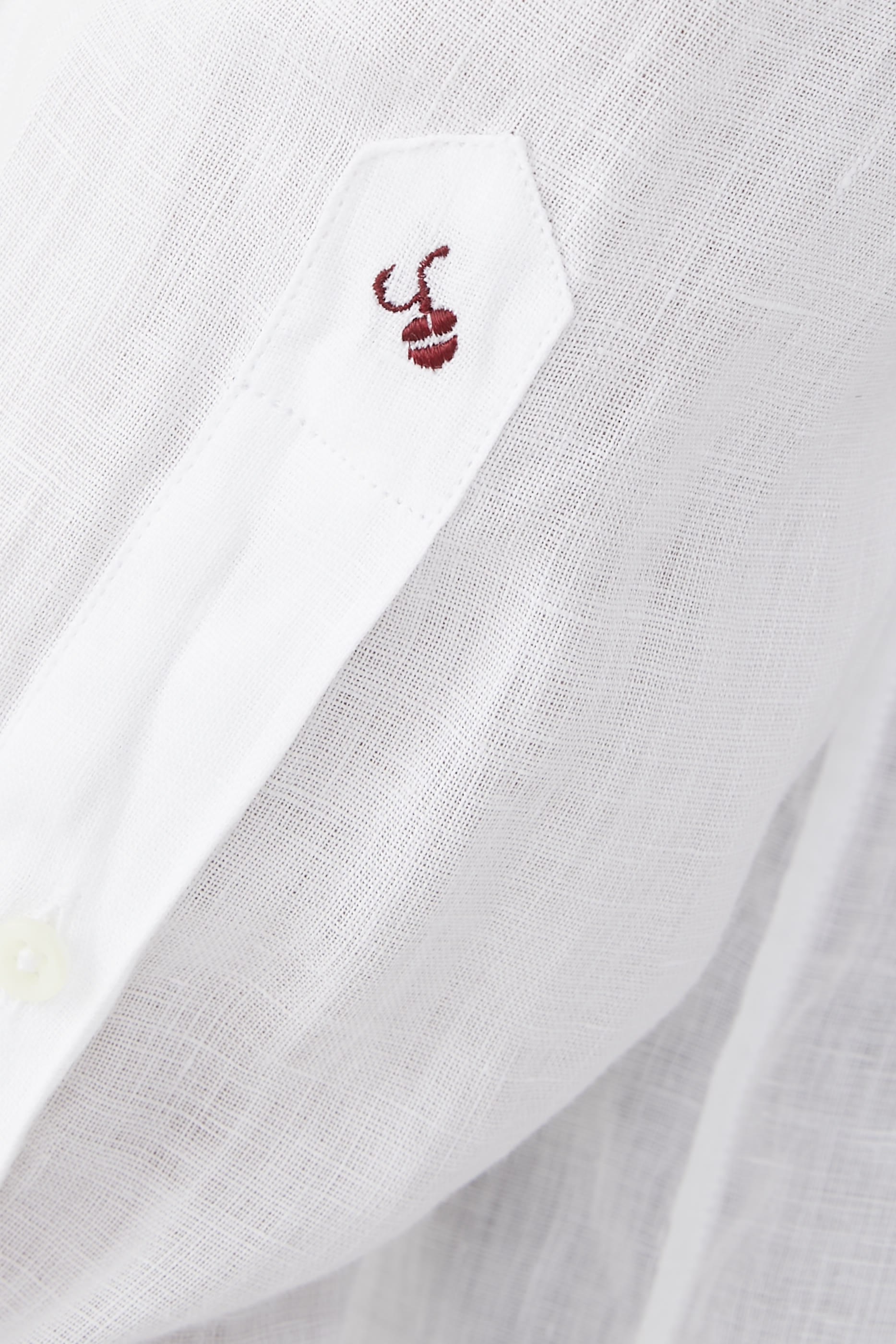 قميص كتان بقصة ضيقة