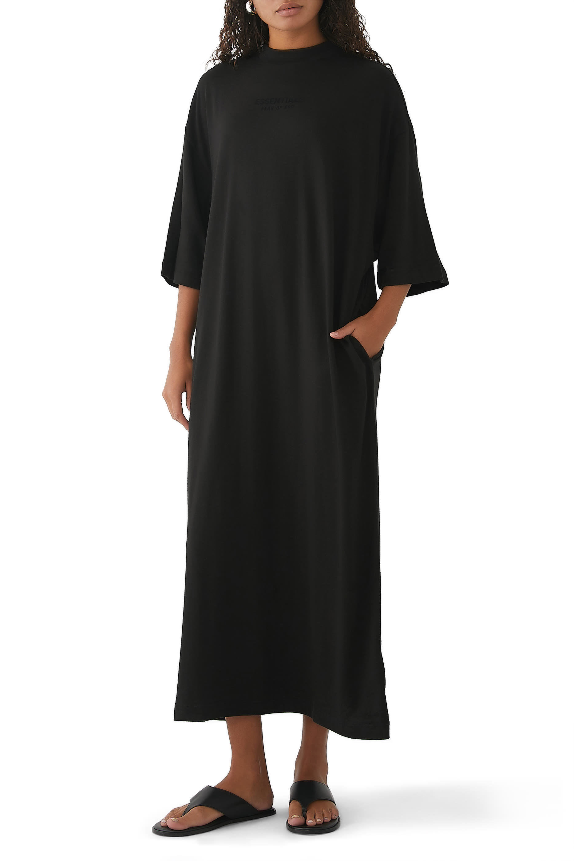 فستان بأكمام بطول ثلاثة أرباع بشعار إسنشالز