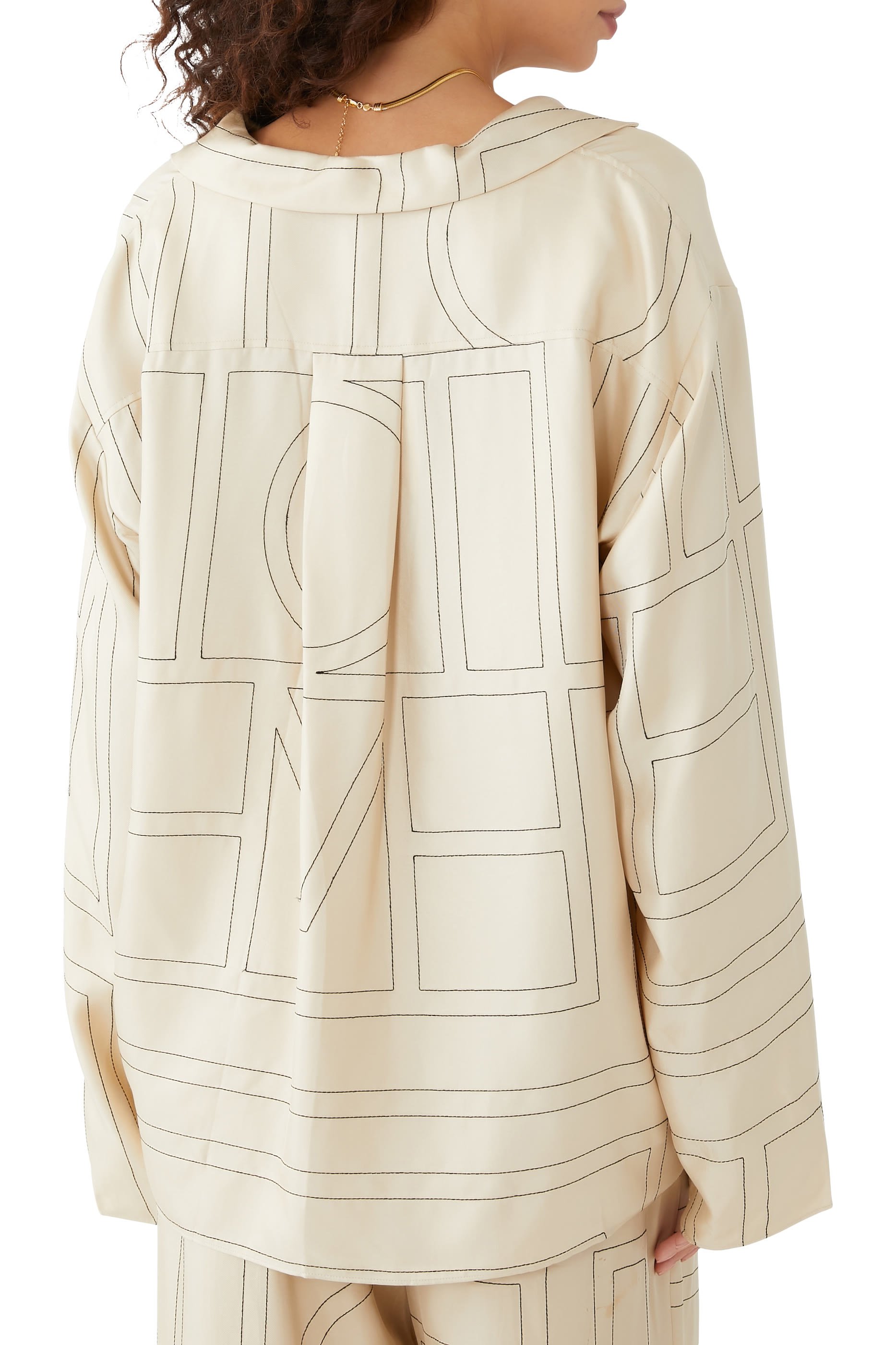 بلوزة بيجامة حرير بنقشة حروف شعار الماركة