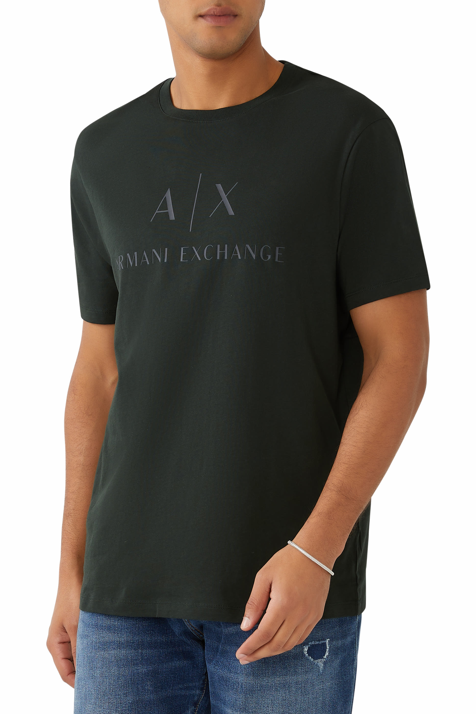 تيشيرت بشعار الماركة بقصة ضيقة جرسيه