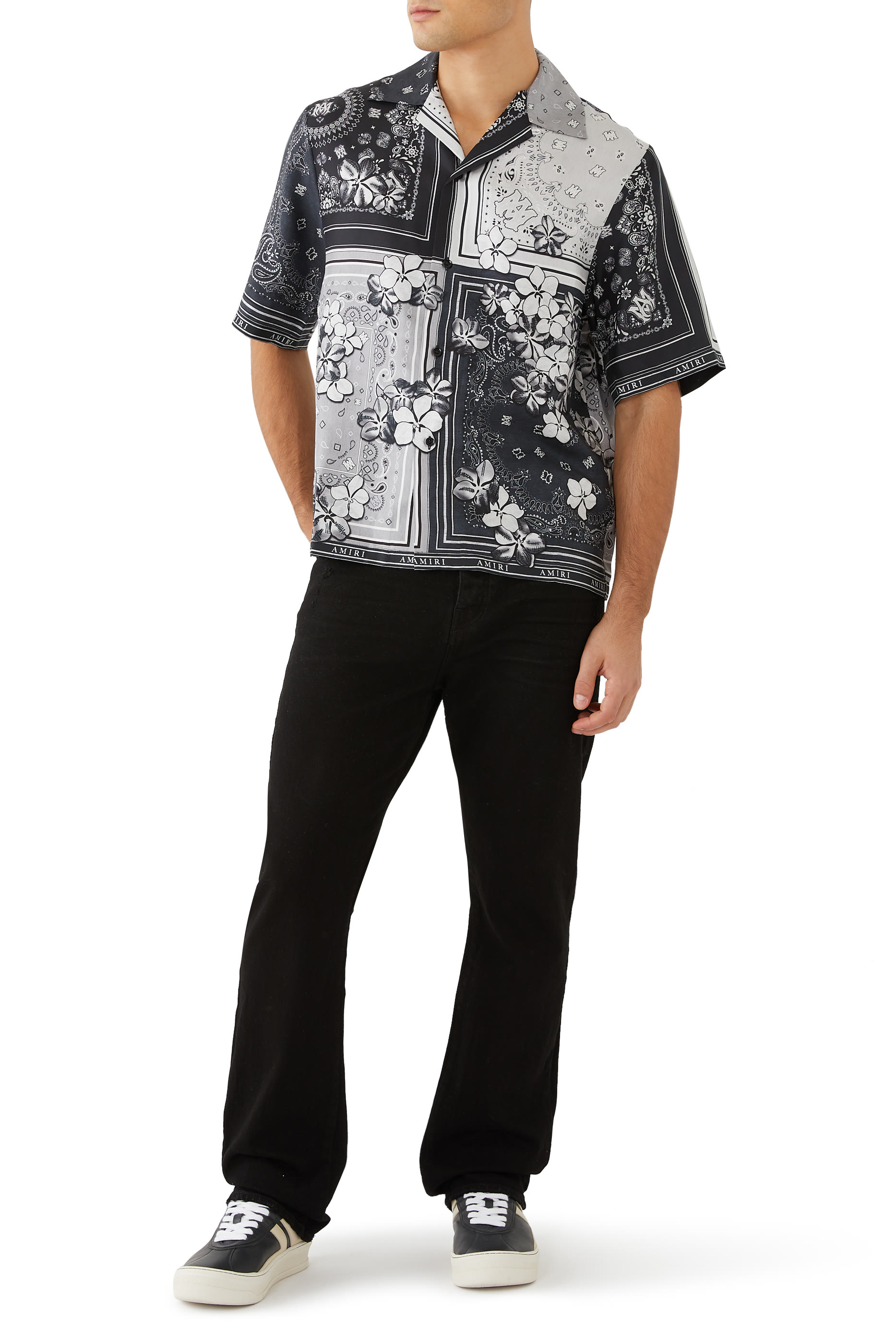 بنطال جينز بقصة ضيقة