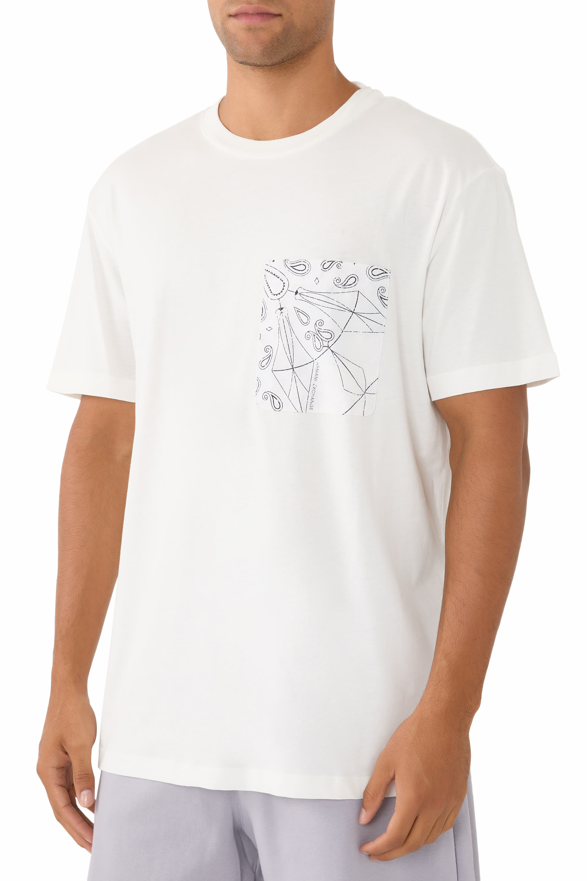 تيشيرت بجيب مزين بنقشة