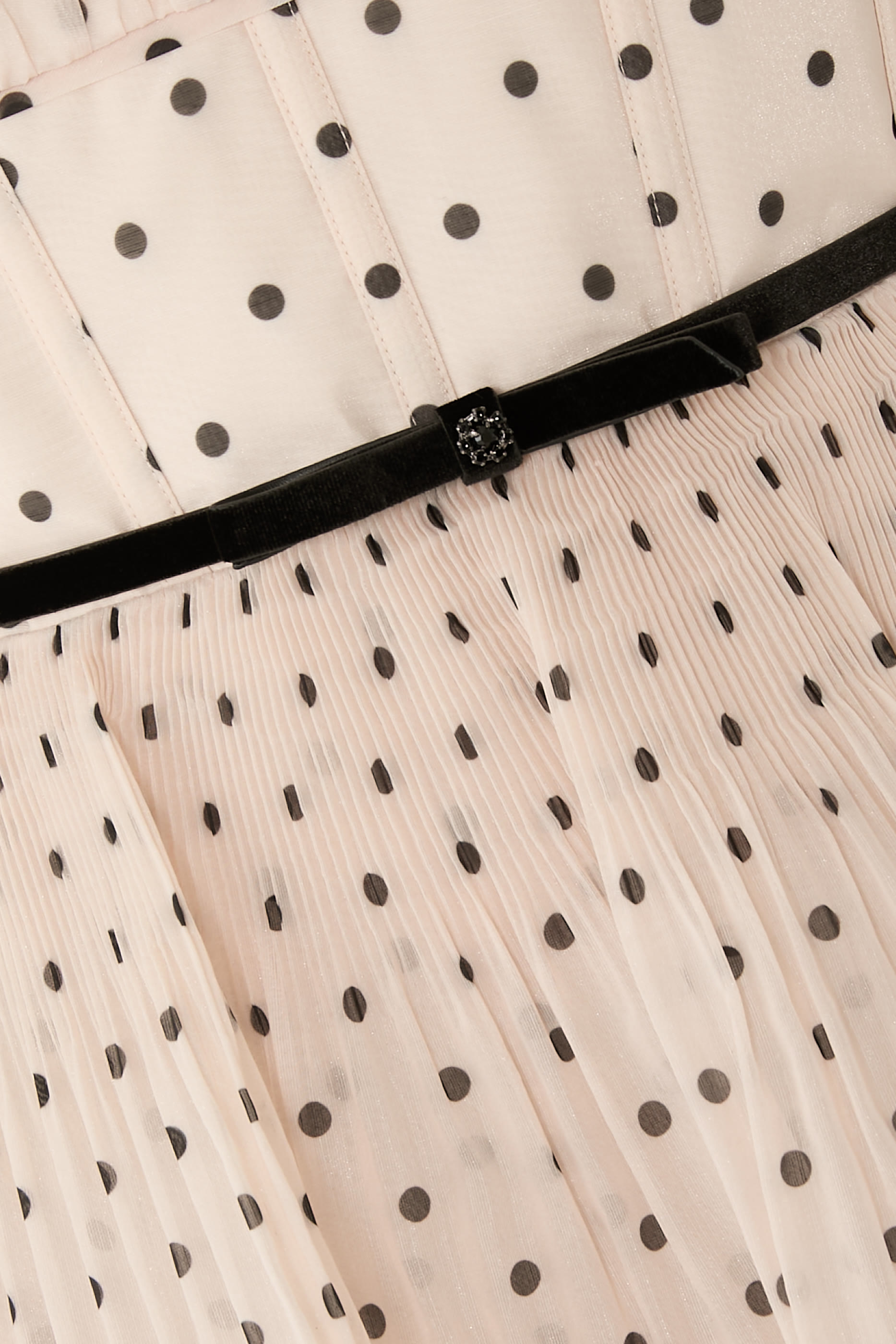 فستان متوسط الطول بطيات وتصميم متدرج