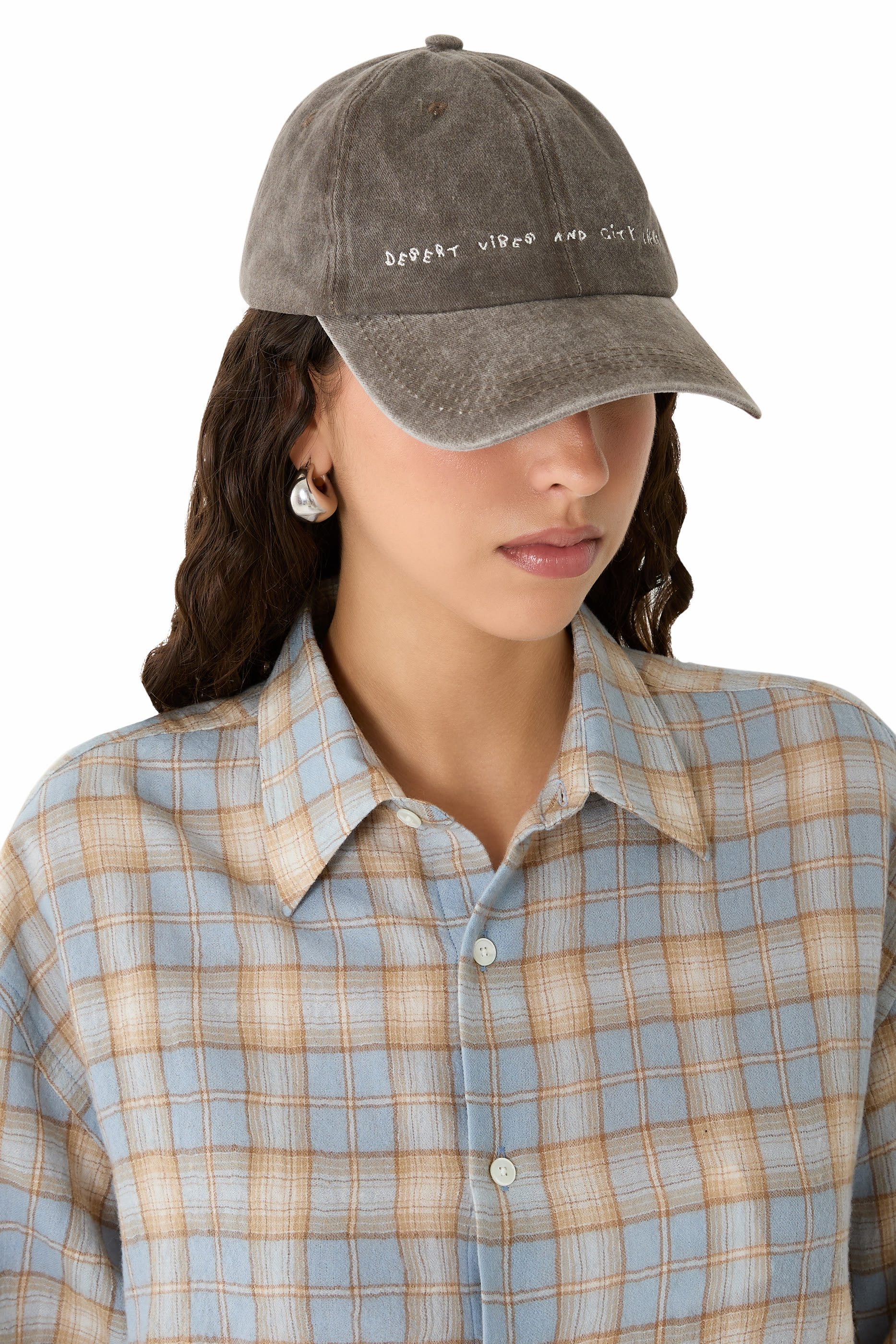 كاب بيسبول بتطريز عبارة ديزرت فايبز اند سيتي لايتس