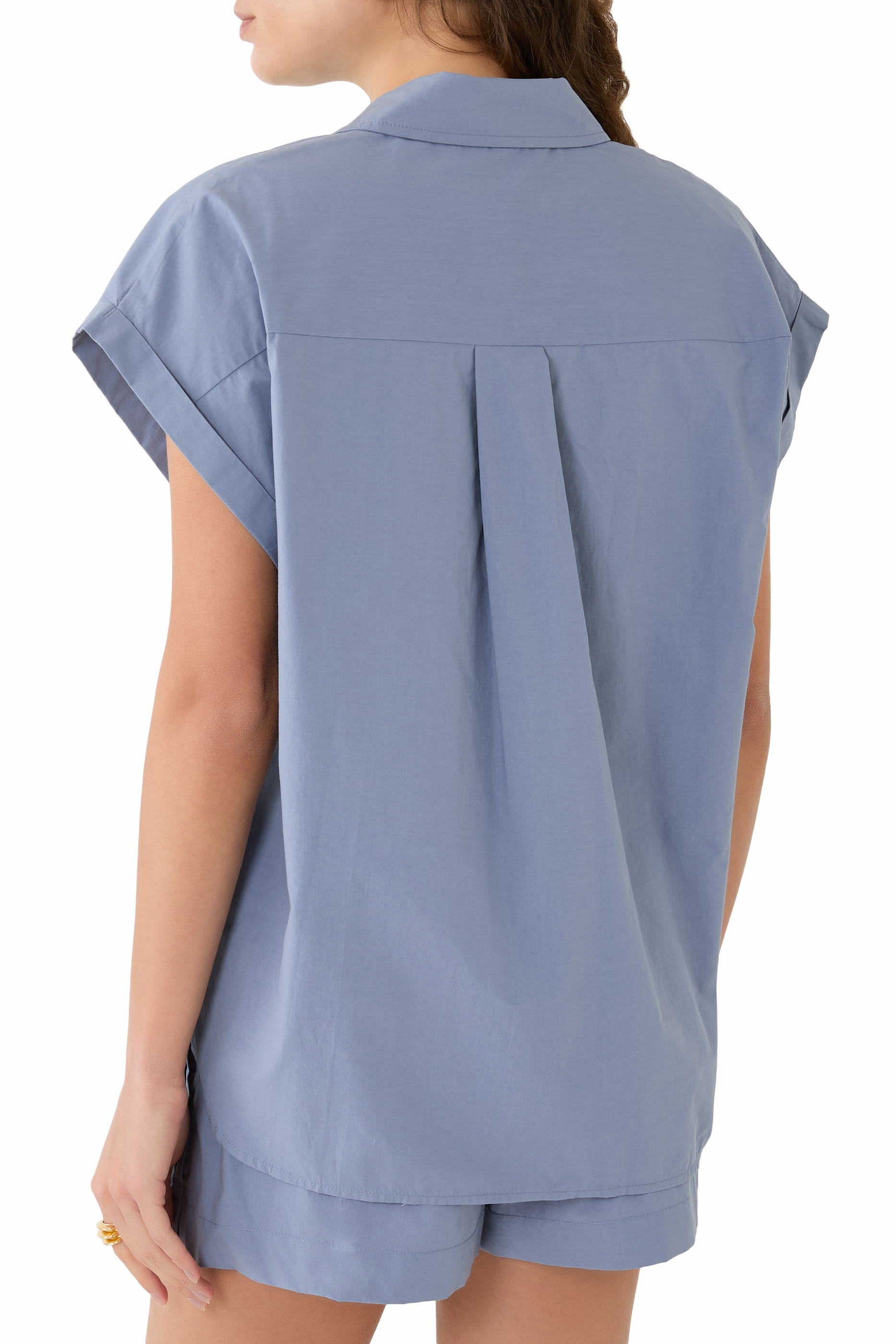 قميص بقصة مريحة بلا أكمام