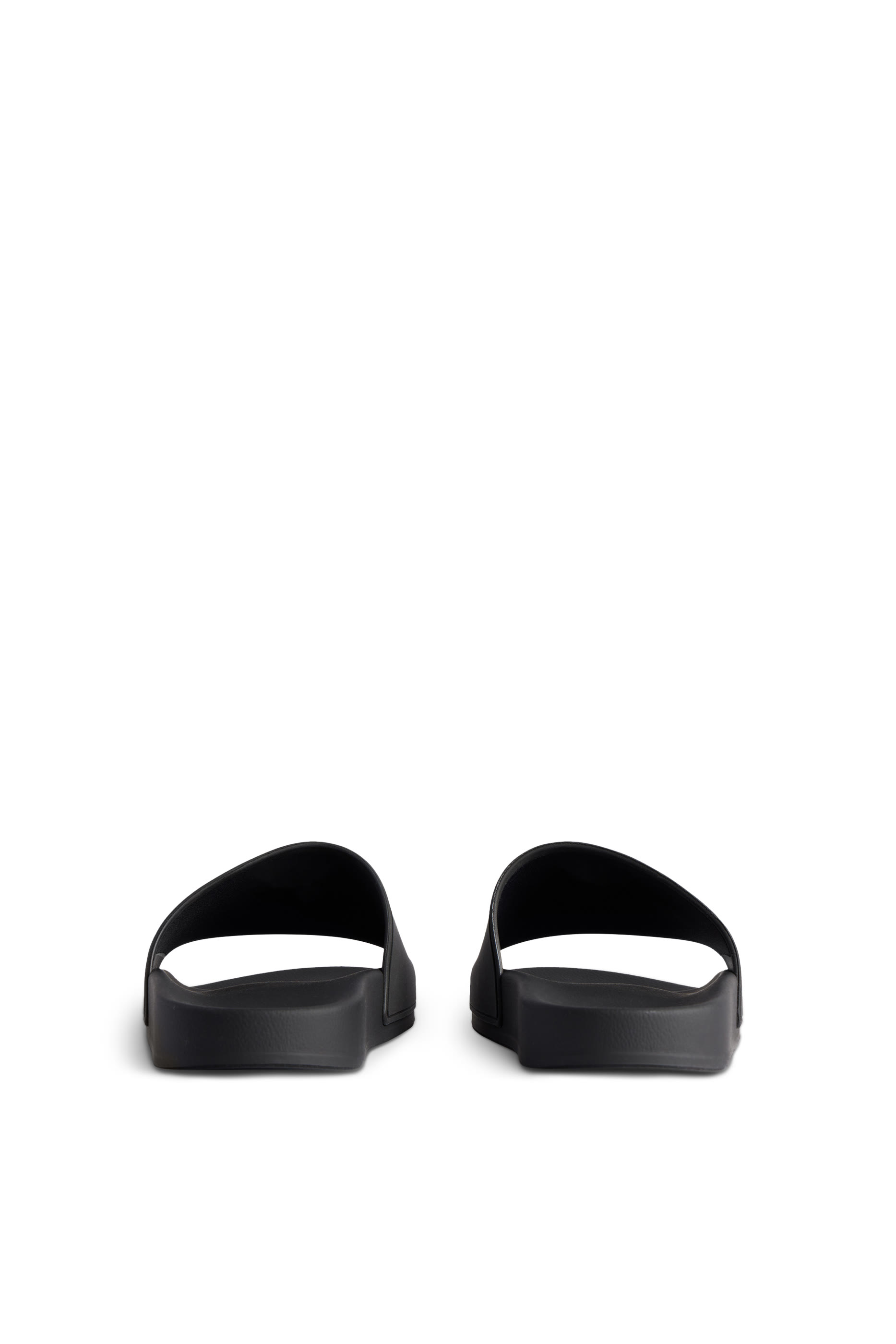 حذاء مفتوح لحمام السباحة