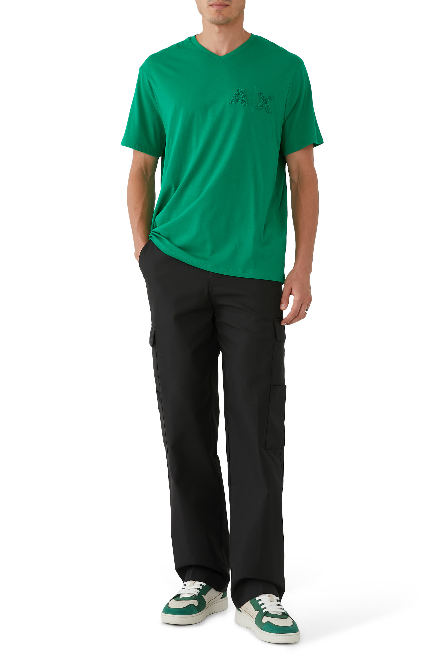 تيشيرت بقصة عادية بياقة على شكل حرفV بشعار الماركة